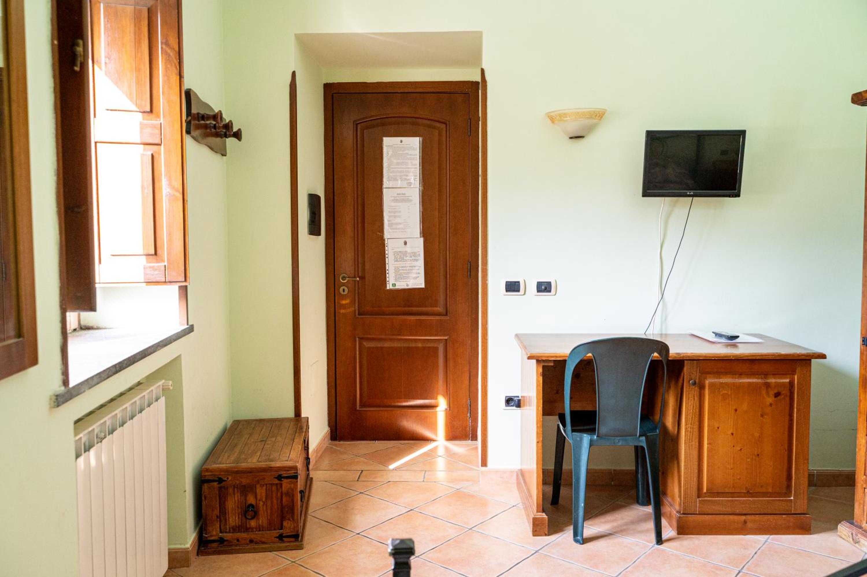 Double or Twin Room with Mountain View - Photo 12