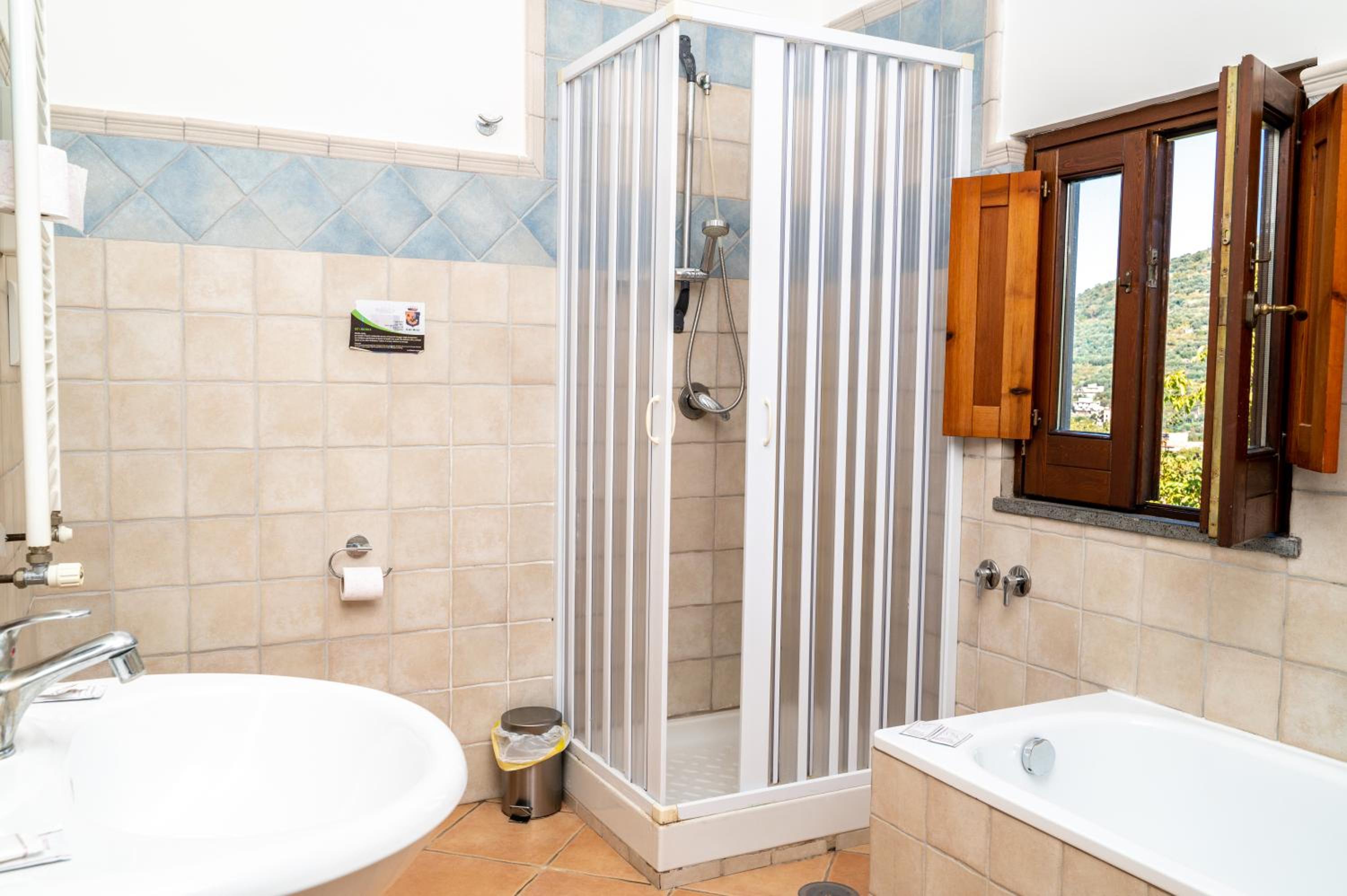 Quadruple Room with Bath - Photo 28
