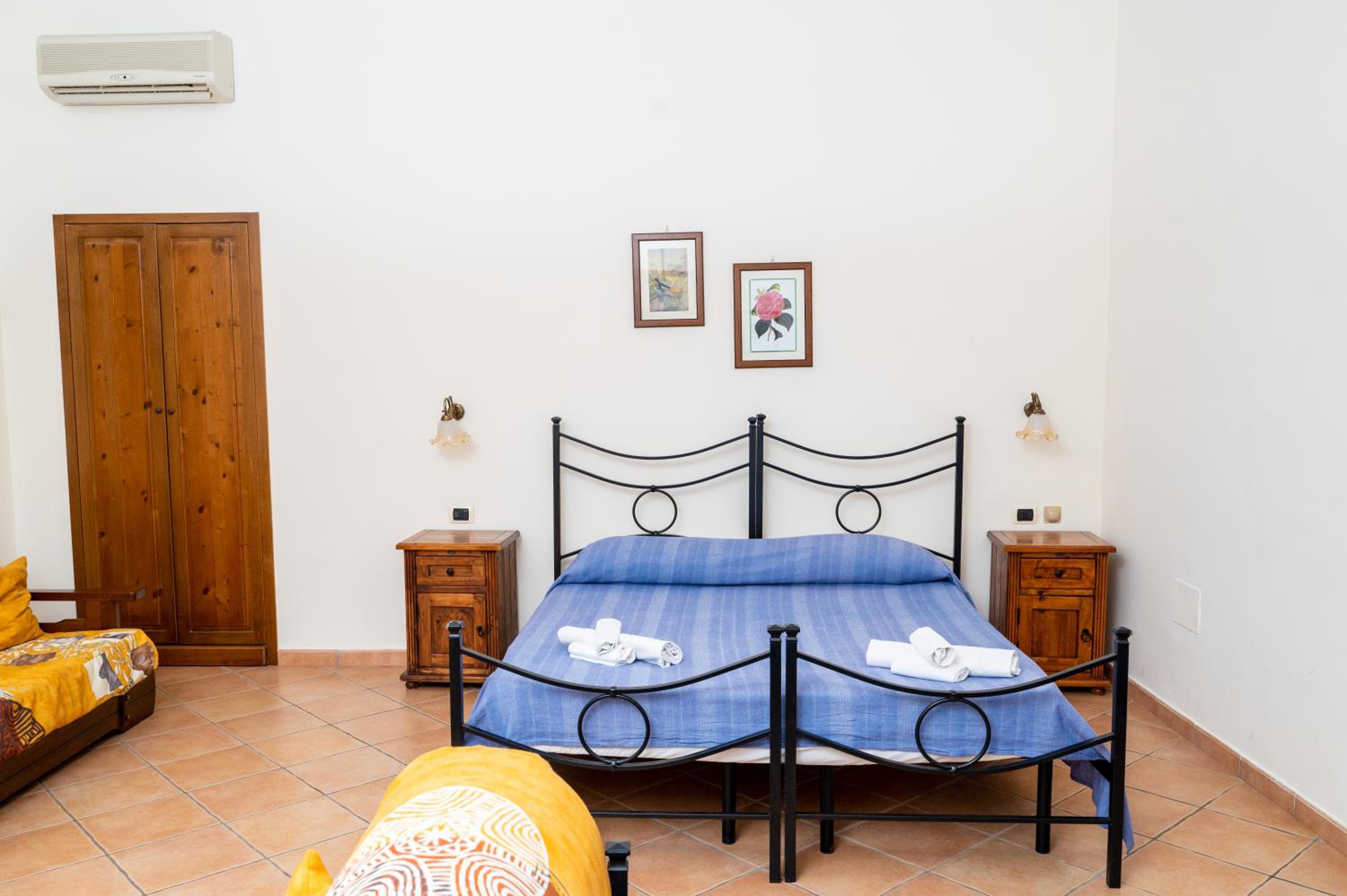 Quadruple Room with Bath - Photo 1