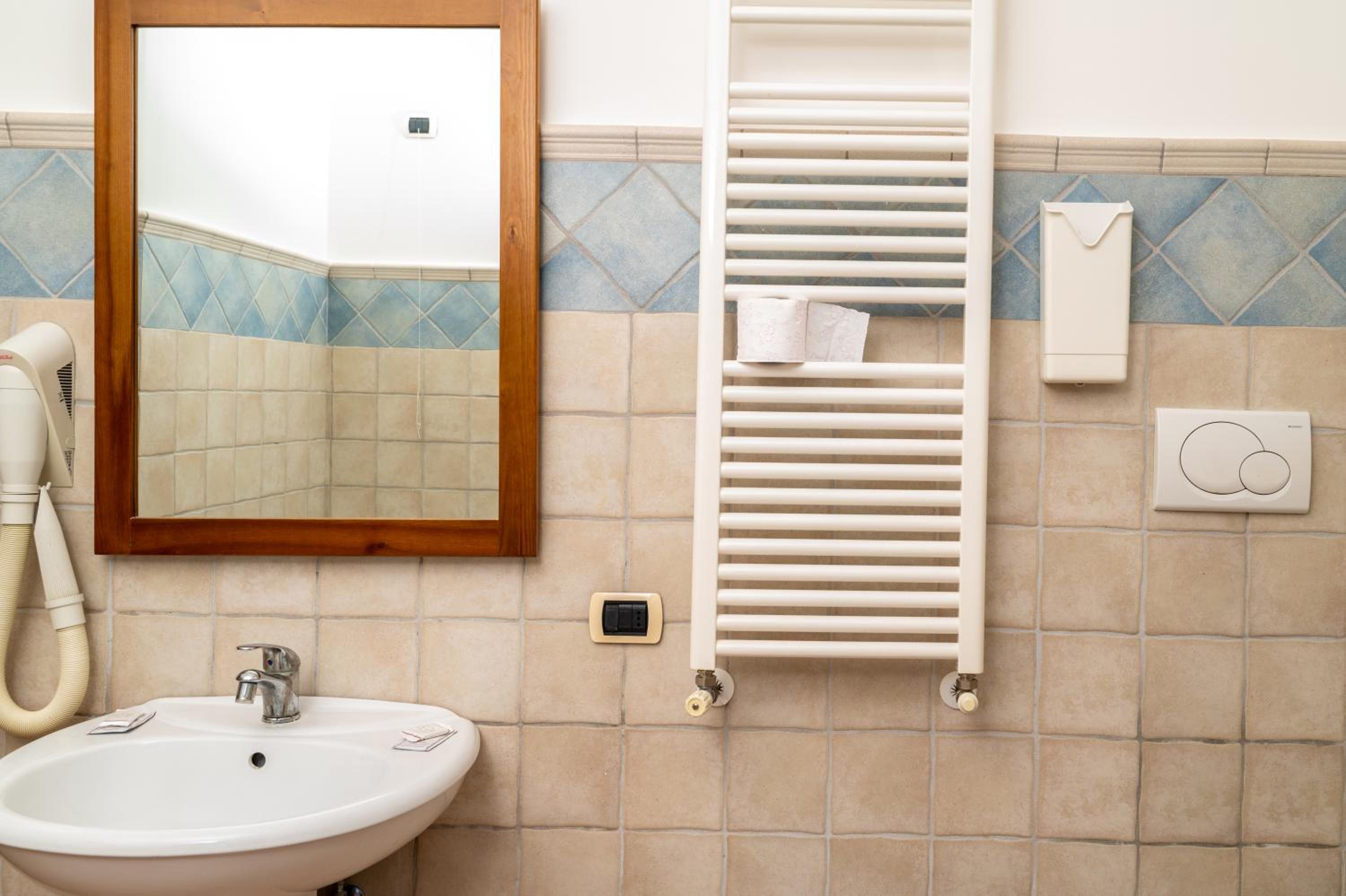 Quadruple Room with Bath - Photo 29