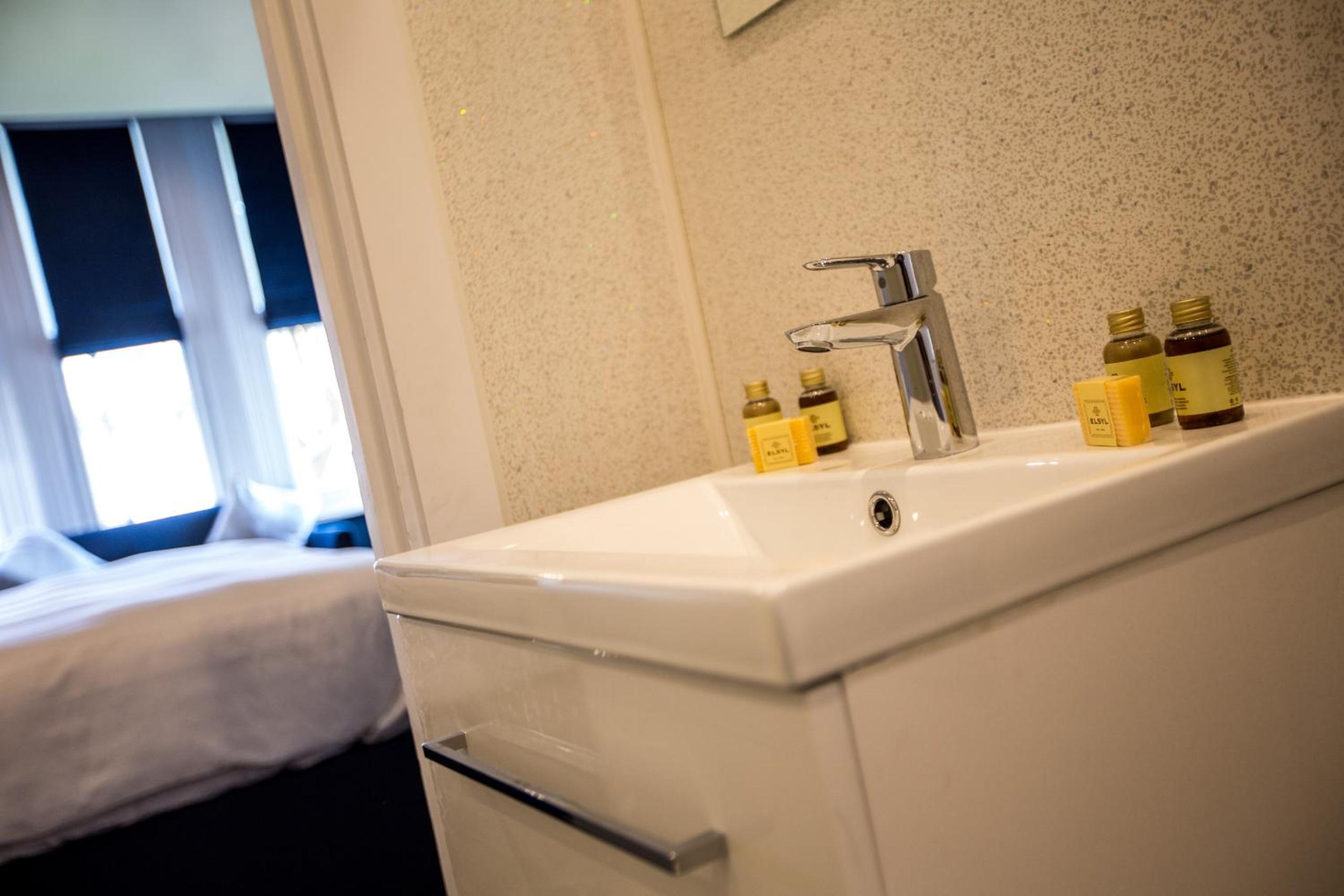 Standard Double Room - Photo 11