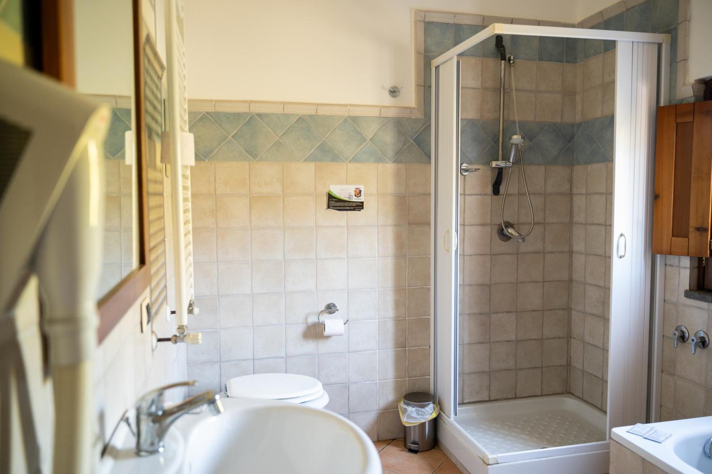 Quadruple Room with Bath - Photo 8
