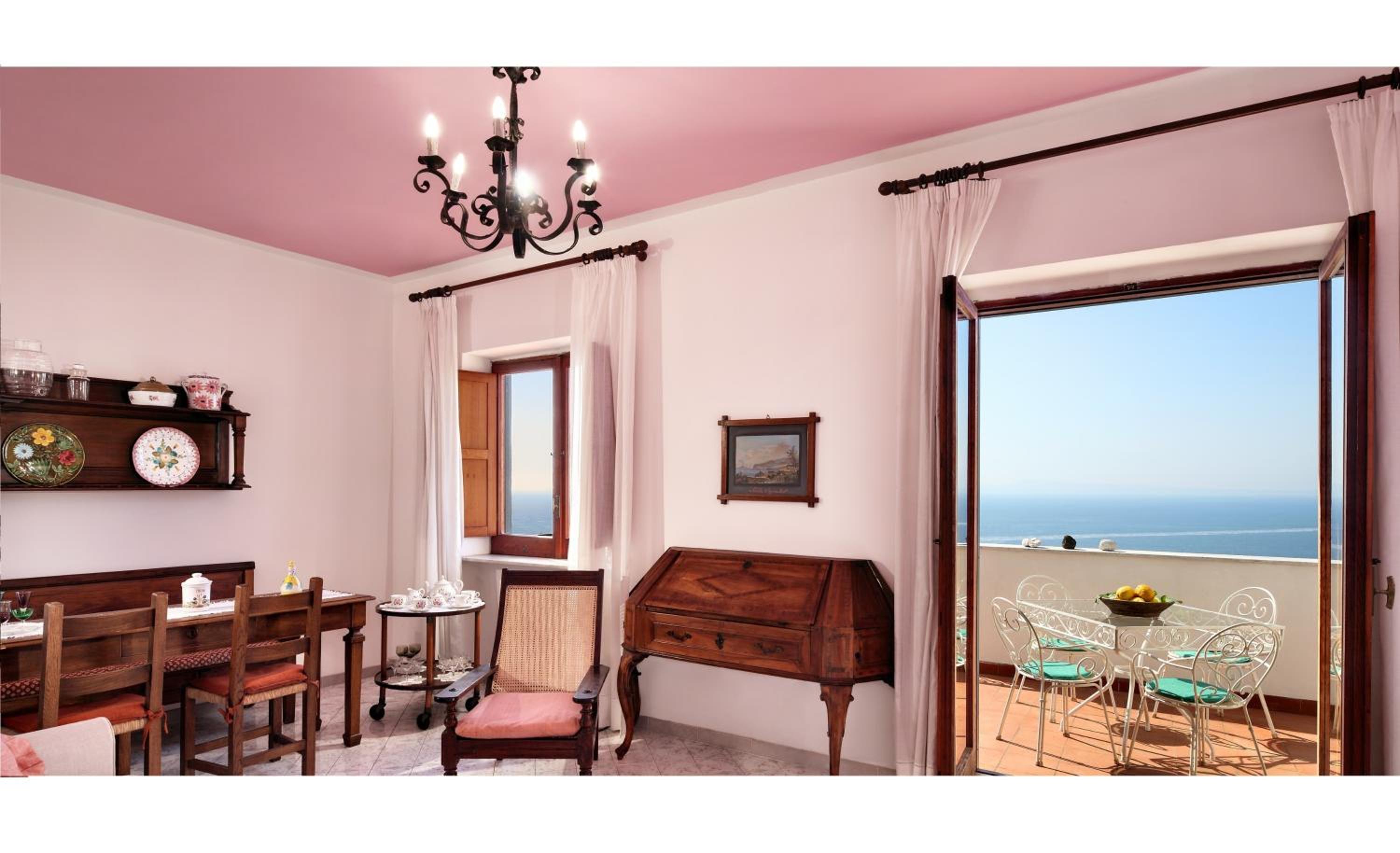 One-Bedroom Apartment with Bath and Sea View