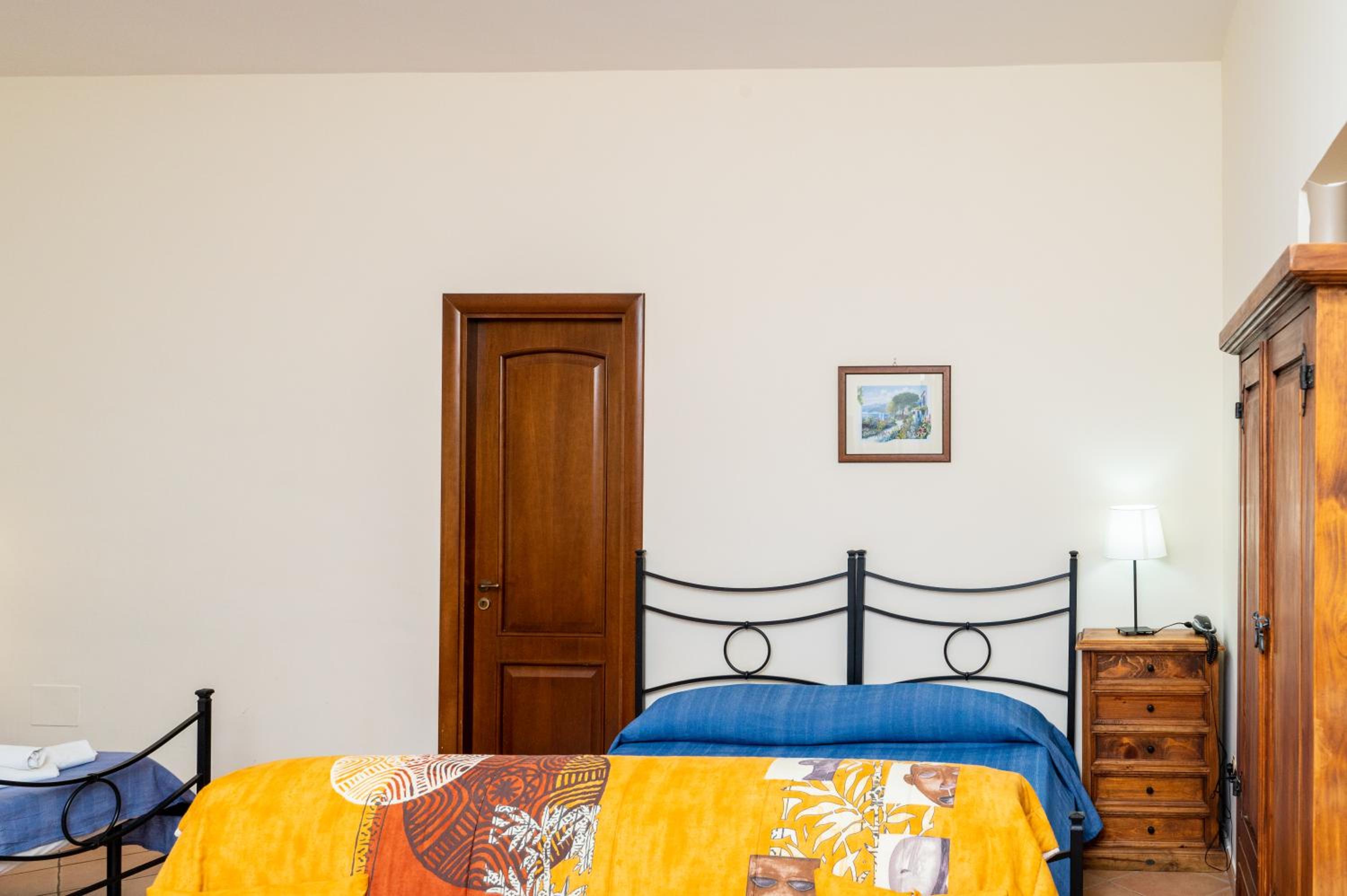 Quadruple Room with Bath - Photo 4