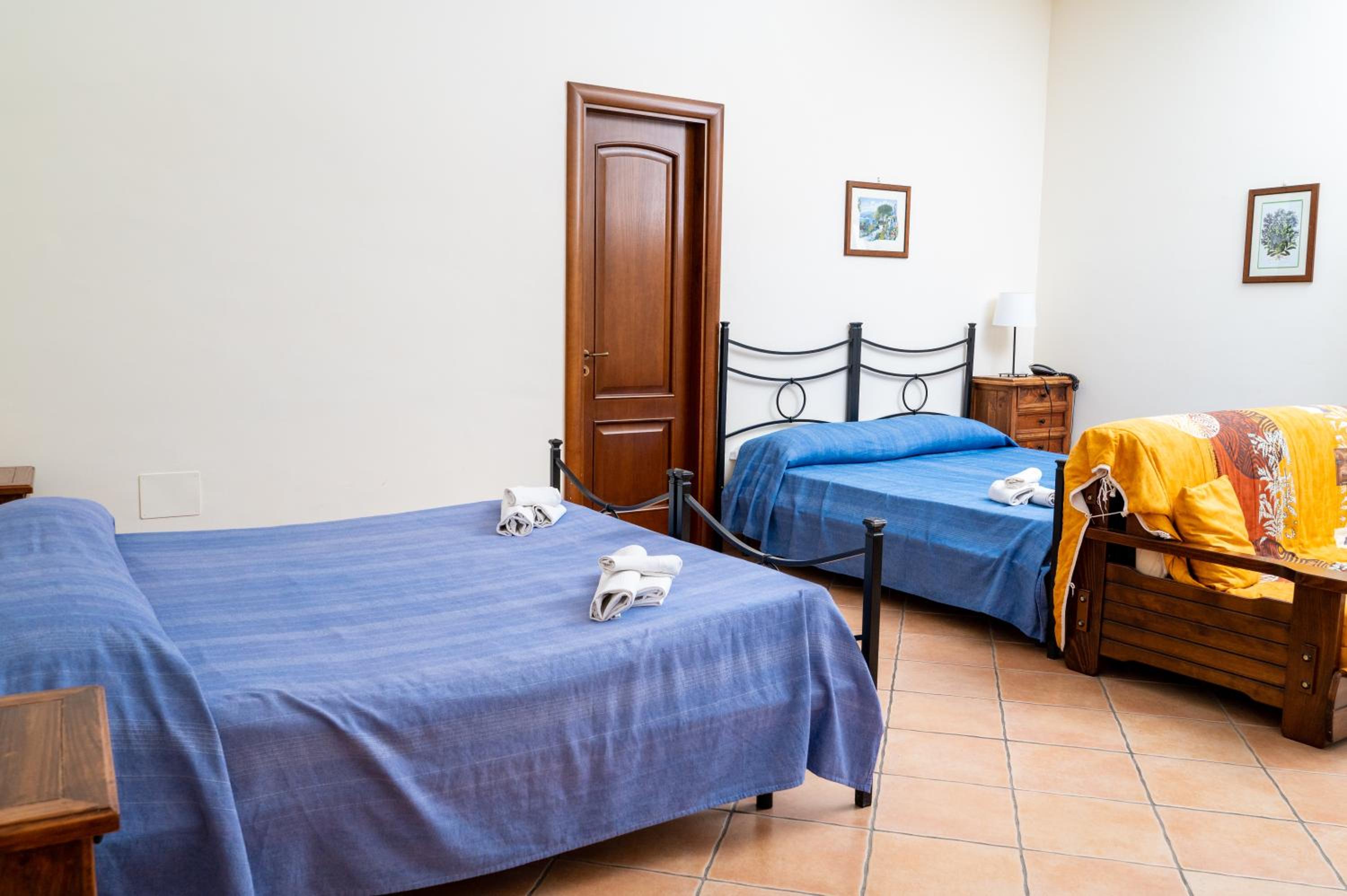 Quadruple Room with Bath - Photo 5
