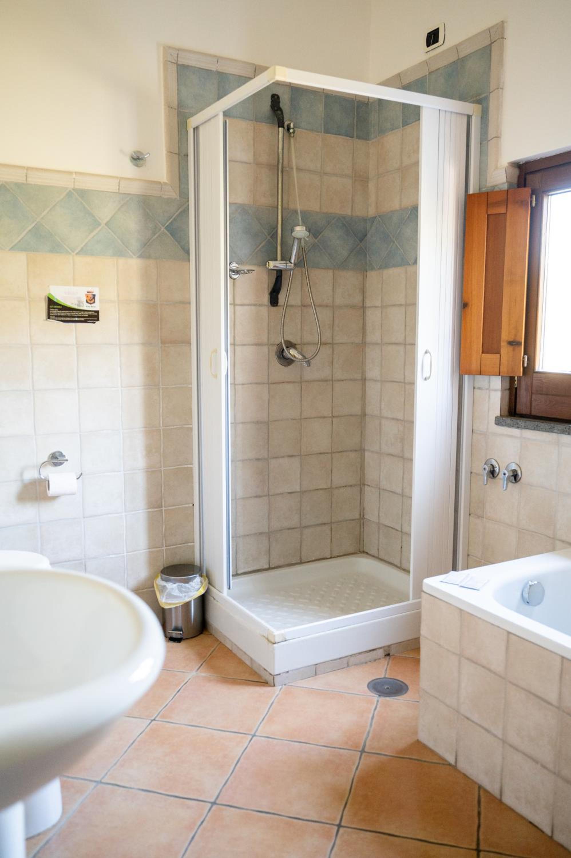 Quadruple Room with Bath - Photo 15