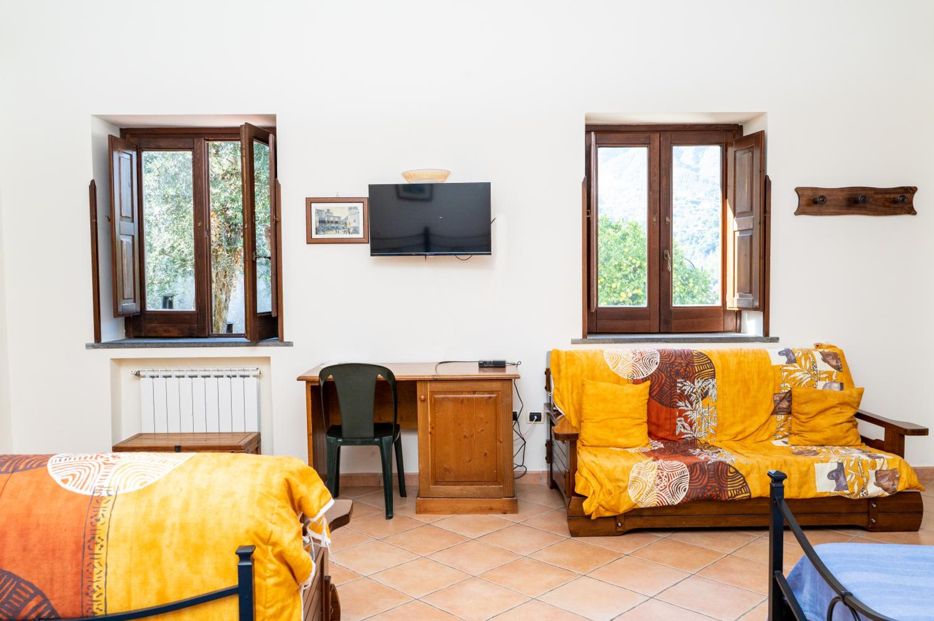 Quadruple Room with Bath - Photo 13