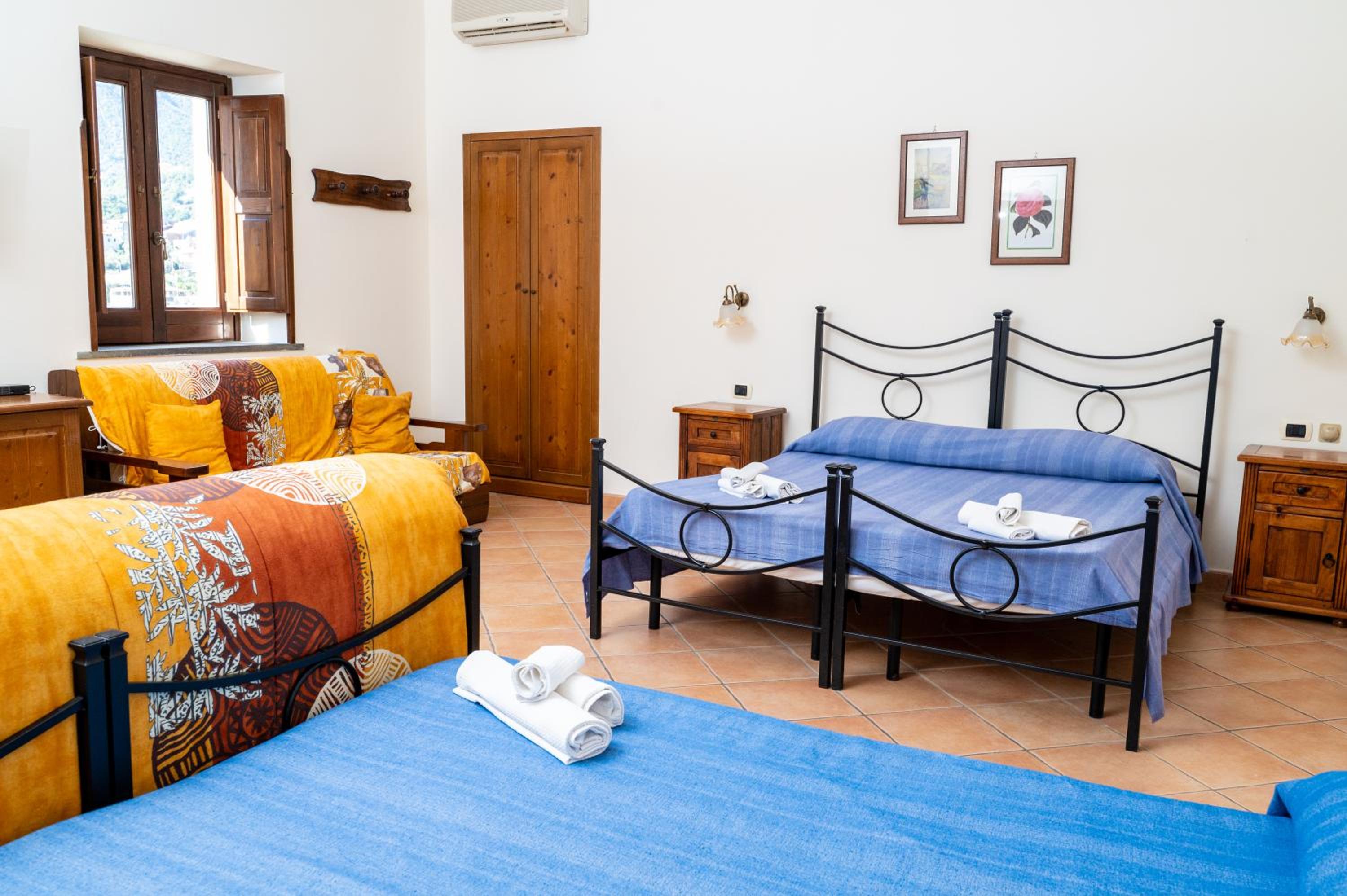 Quadruple Room with Bath - Photo 12