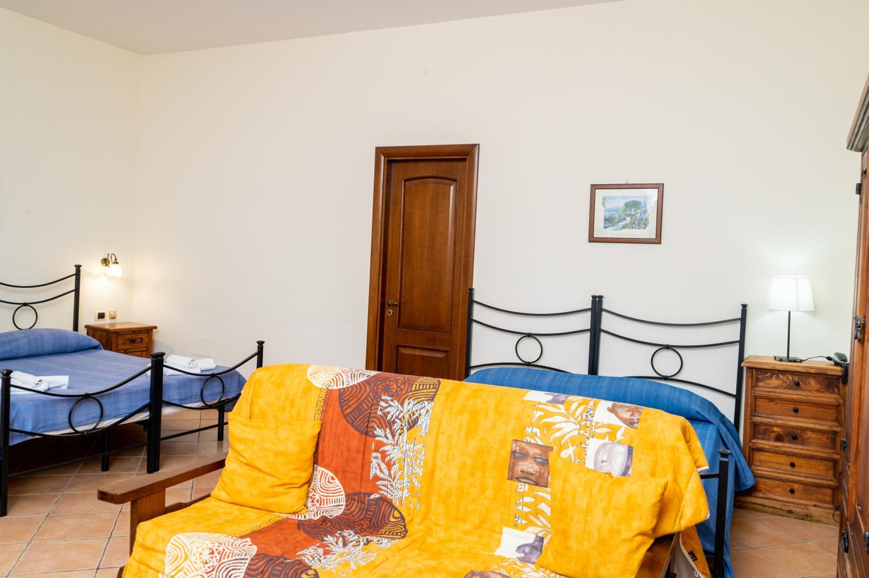 Quadruple Room with Bath - Photo 21