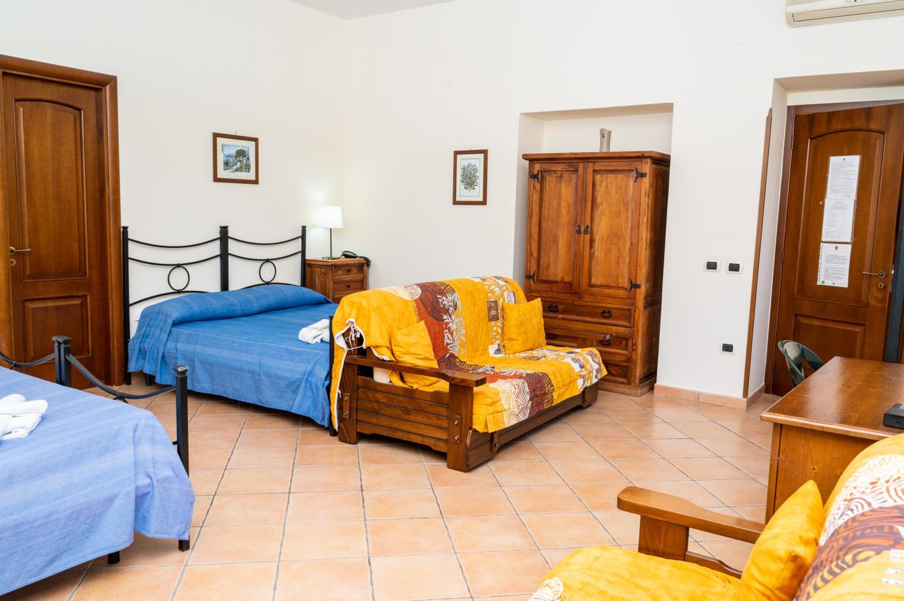 Quadruple Room with Bath - Photo 17