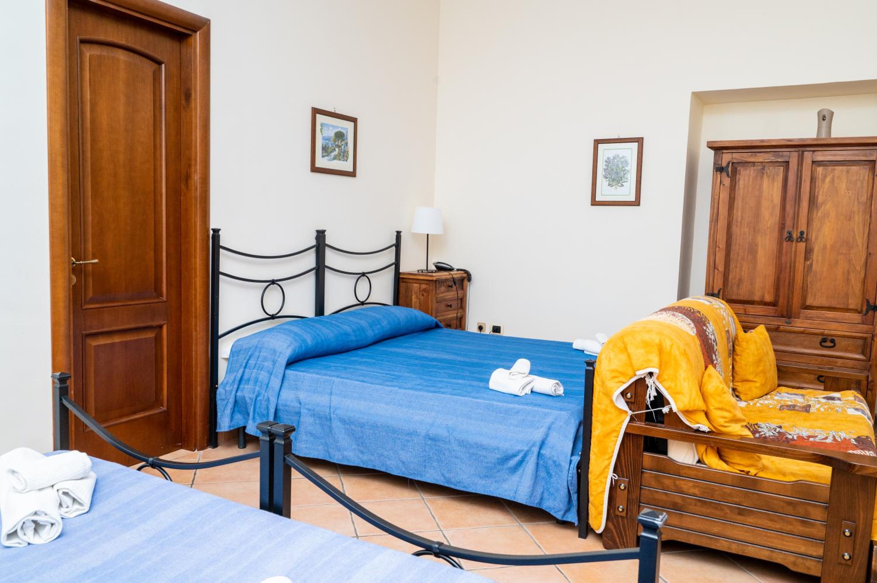 Quadruple Room with Bath - Photo 14