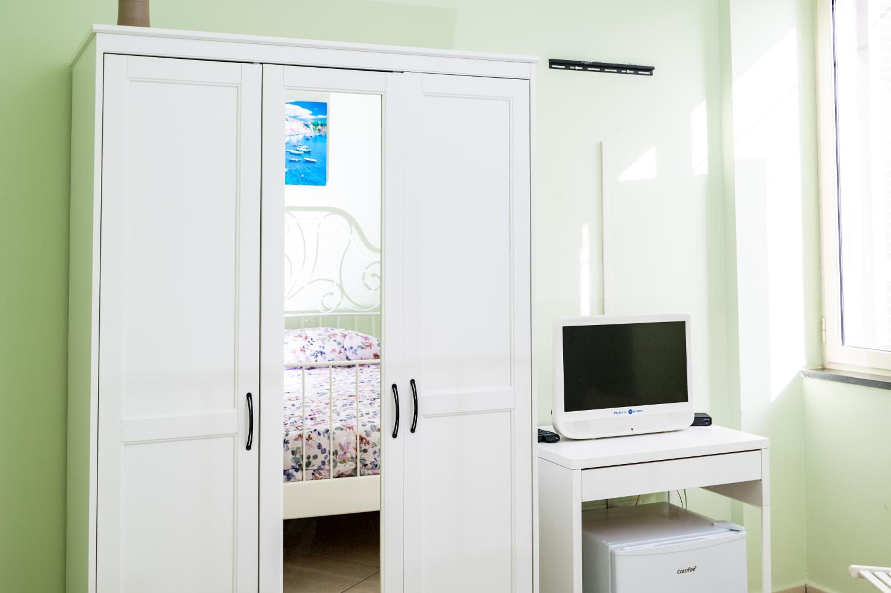 Double Room with Shared Bathroom - Separate Building - Photo 6