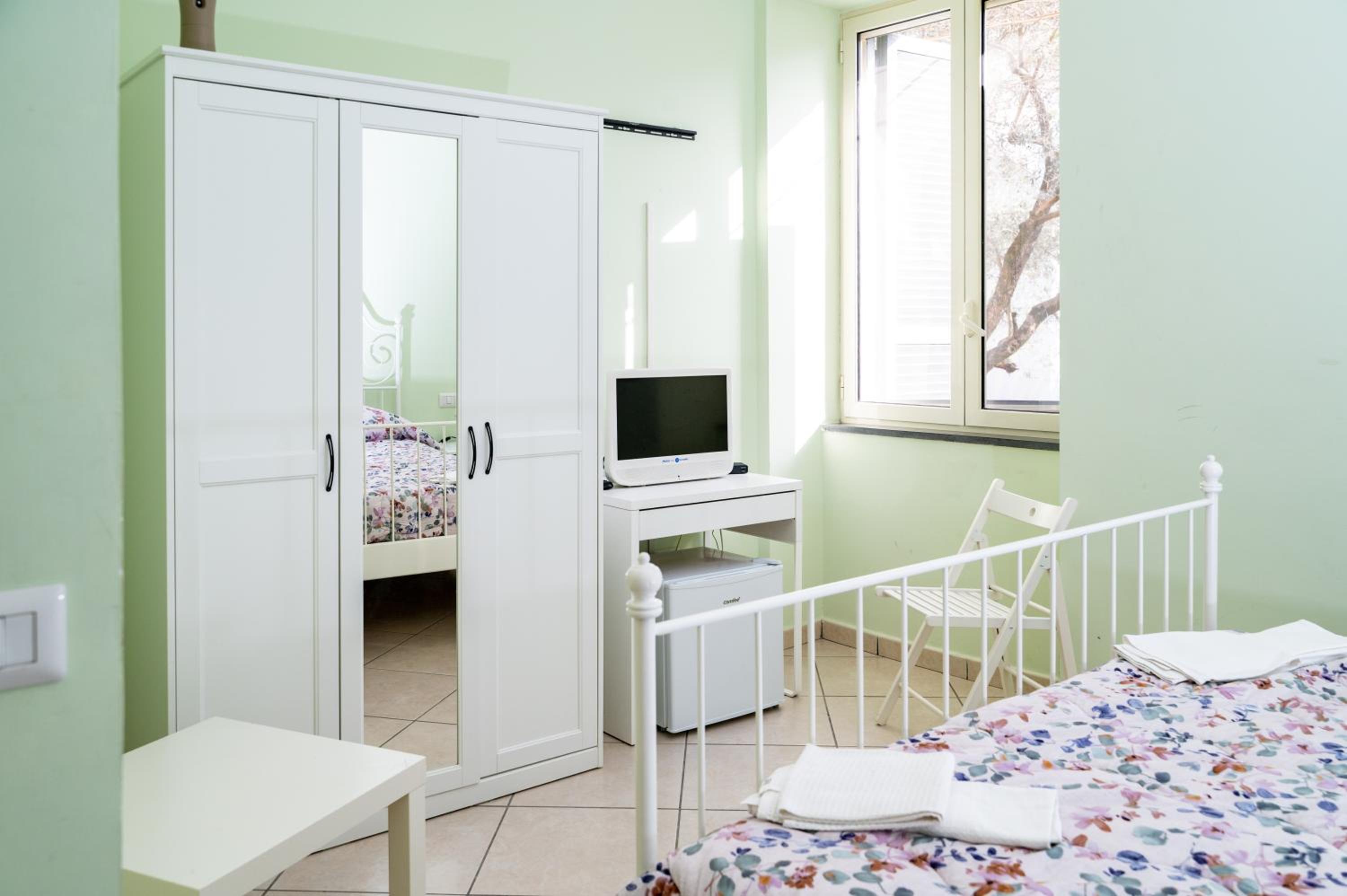 Double Room with Shared Bathroom - Separate Building - Photo 3