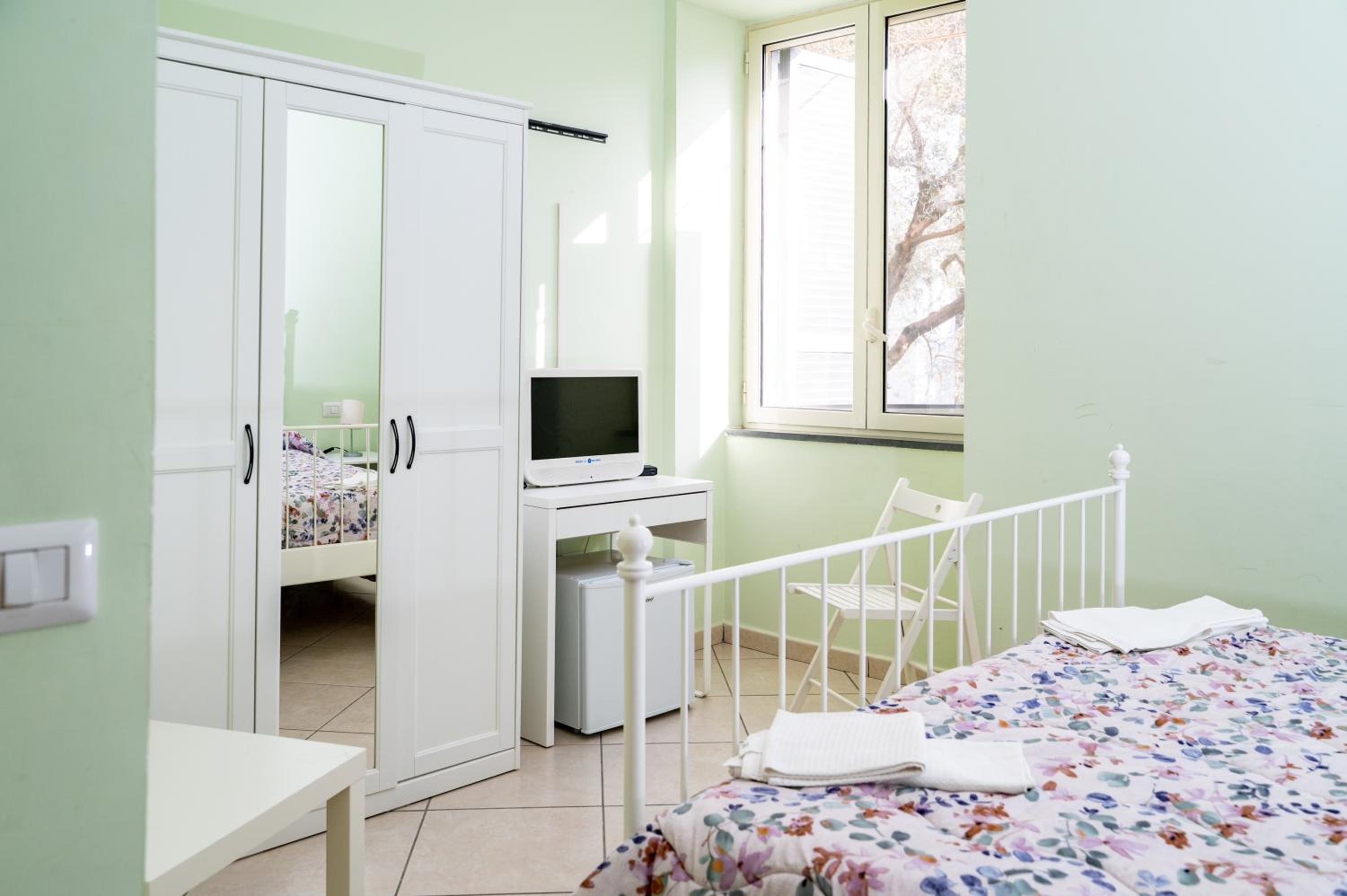 Double Room with Shared Bathroom - Separate Building - Photo 4