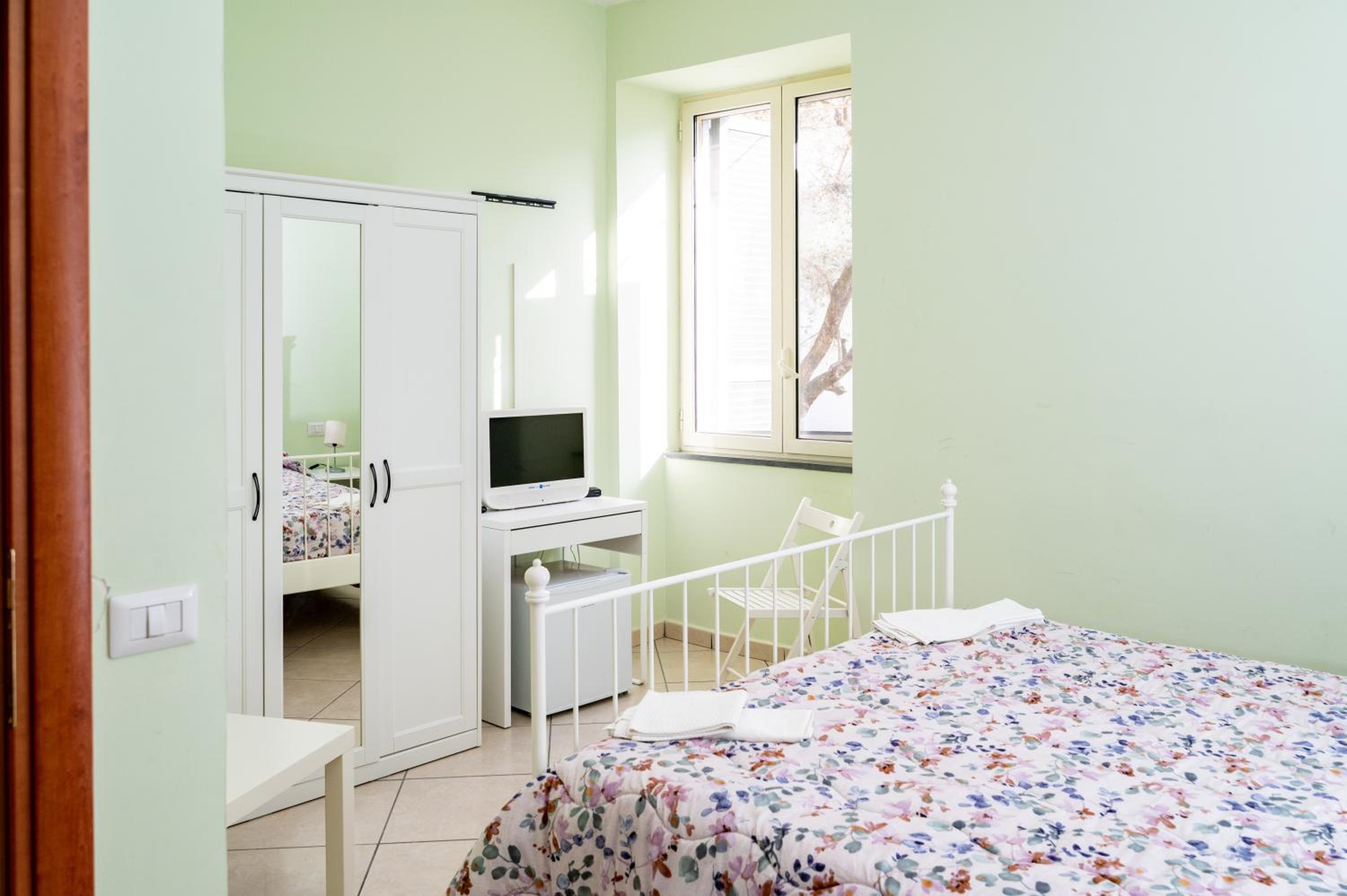 Double Room with Shared Bathroom - Separate Building - Photo 2