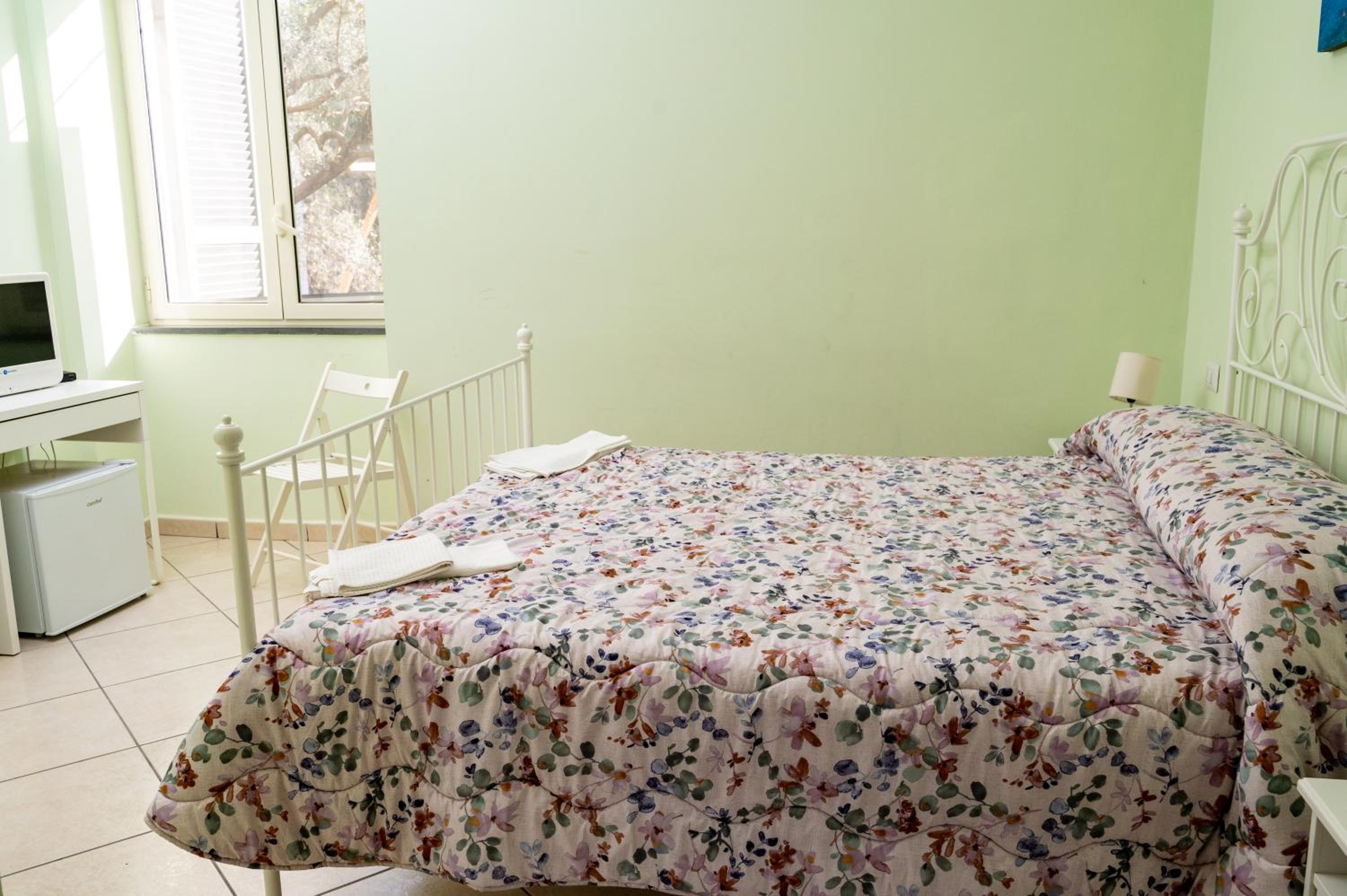 Double Room with Shared Bathroom - Separate Building - Photo 11