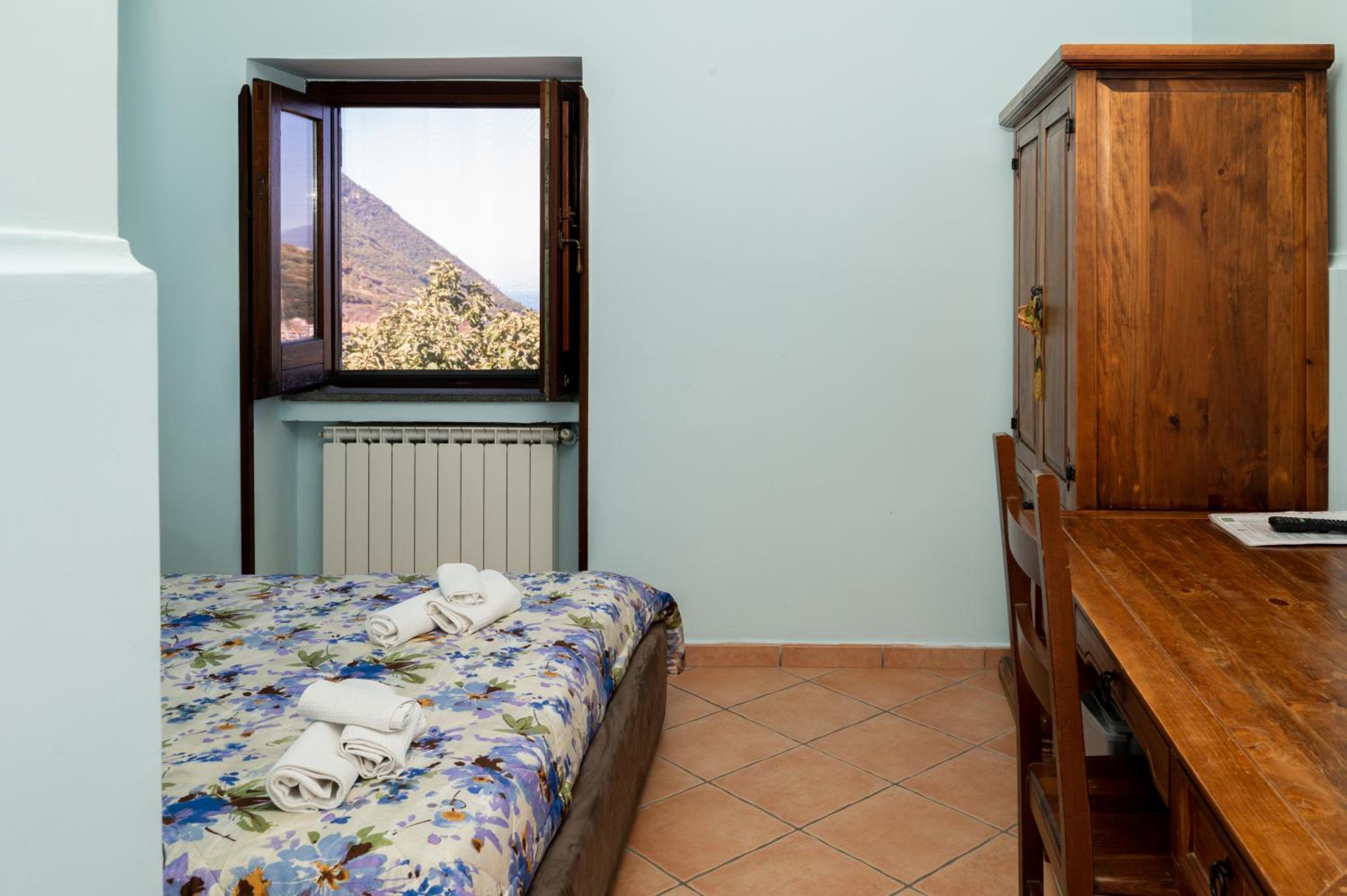 Deluxe Double Room with Sea View - Photo 11