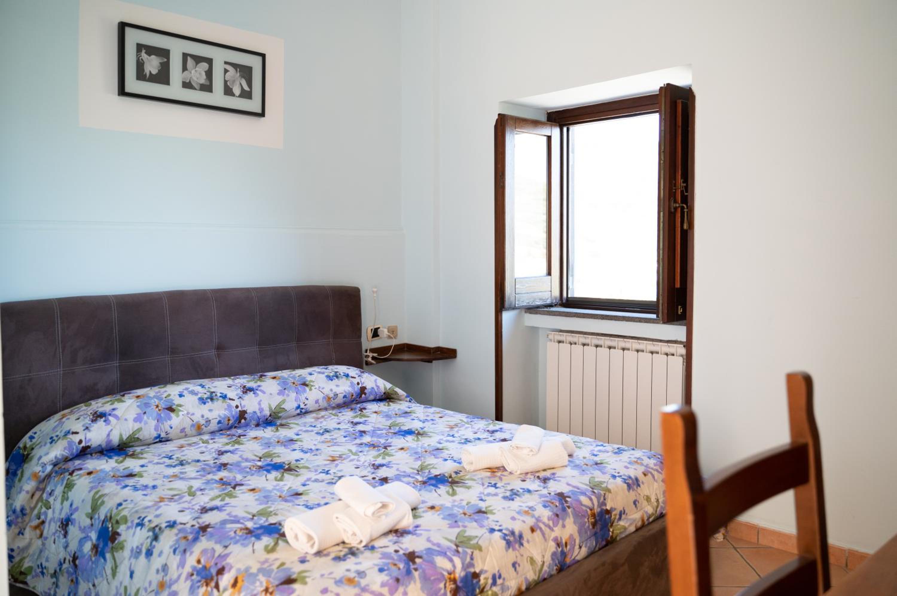 Deluxe Double Room with Sea View - Photo 9