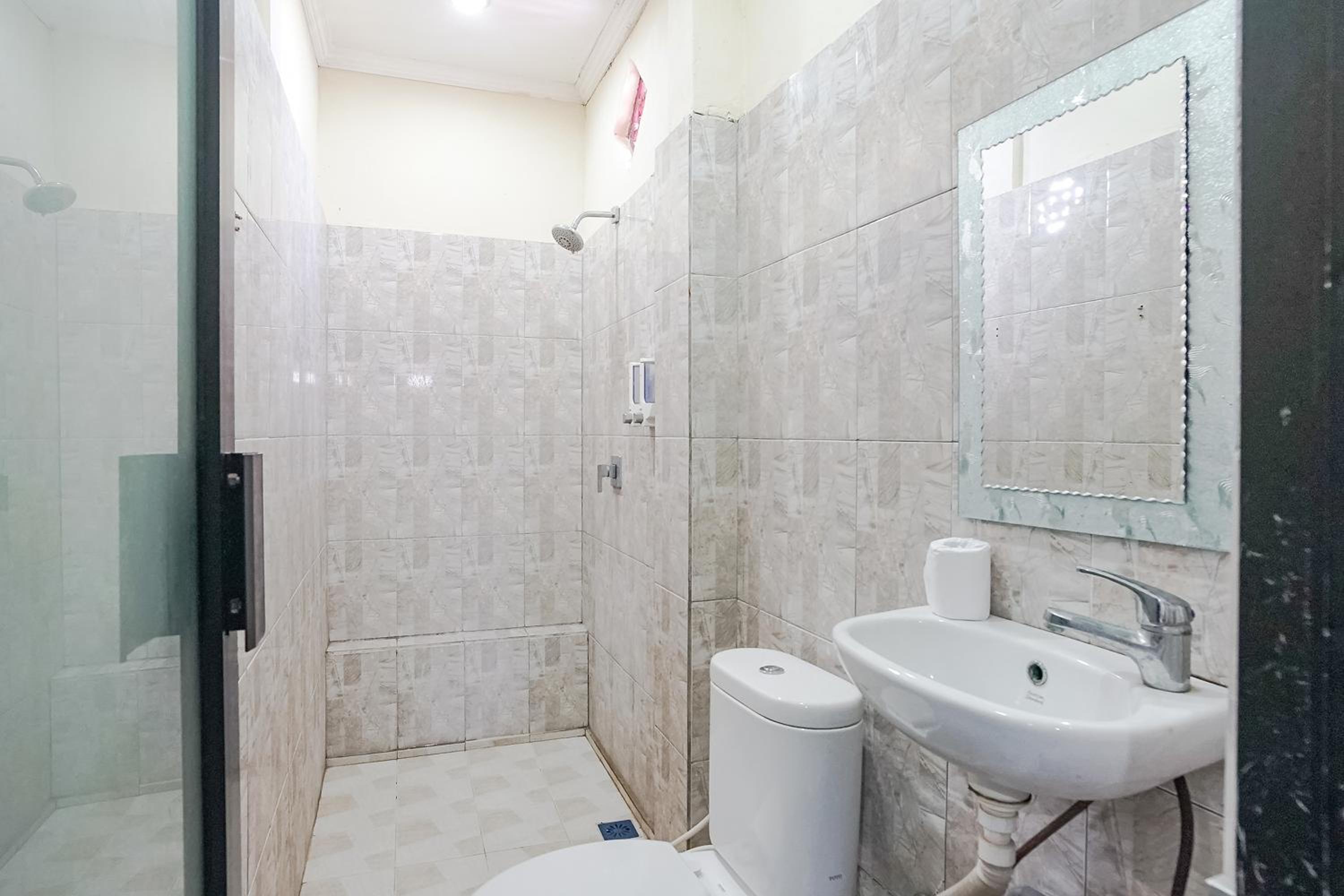 Standard Double Room - Photo 7
