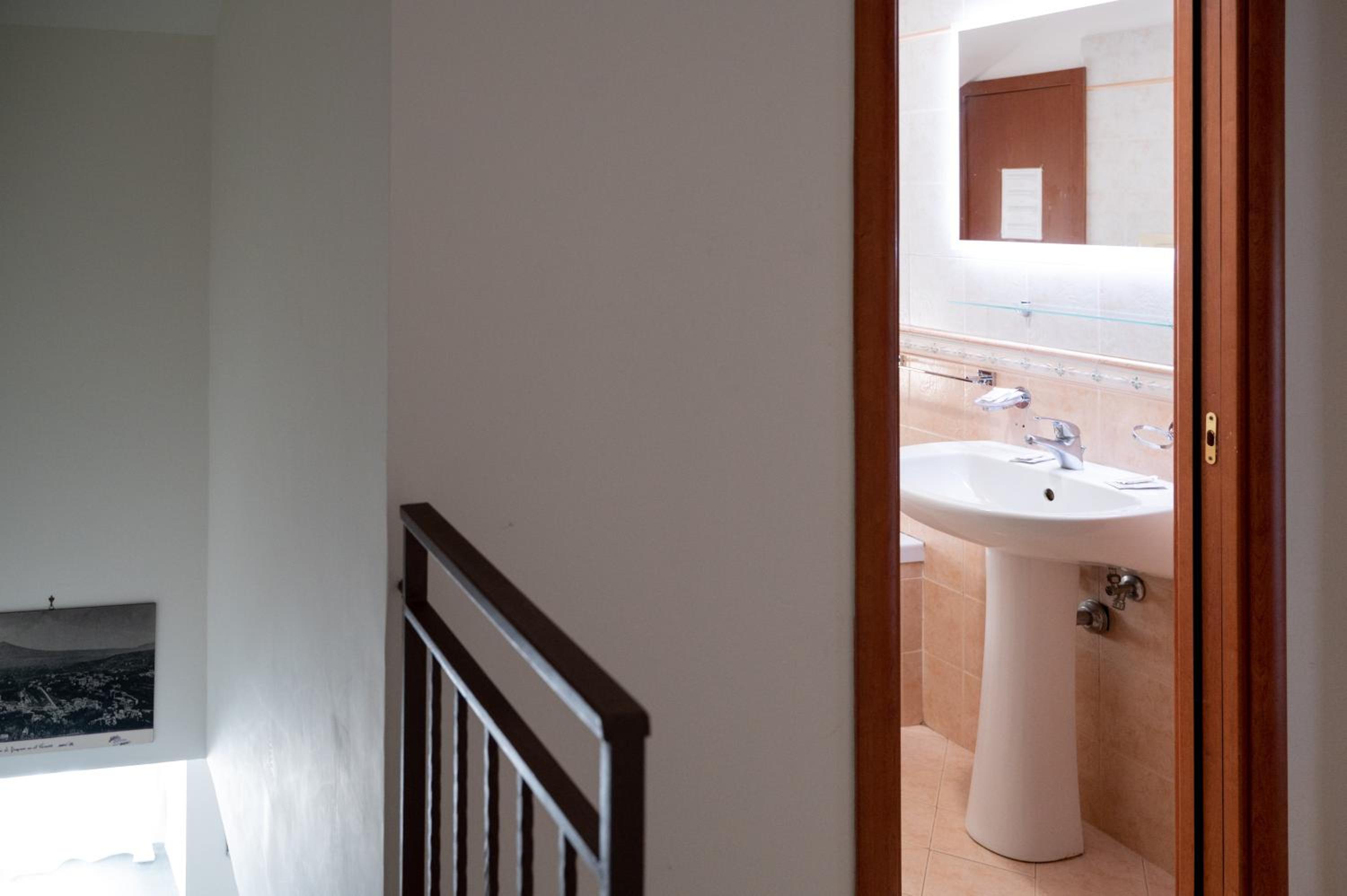 Double Room with Shared Bathroom - Separate Building - Photo 23