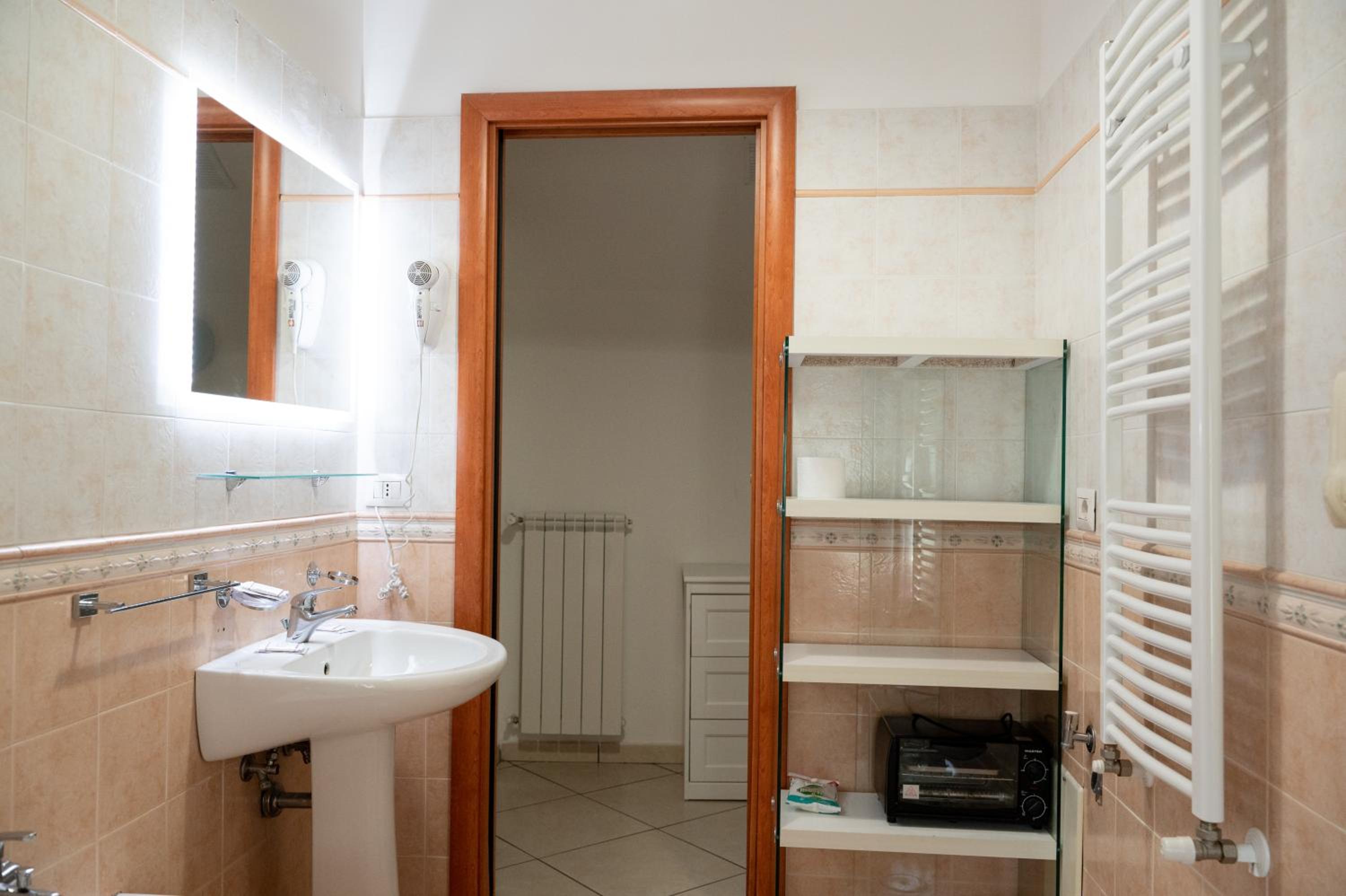 Double Room with Shared Bathroom - Separate Building - Photo 22