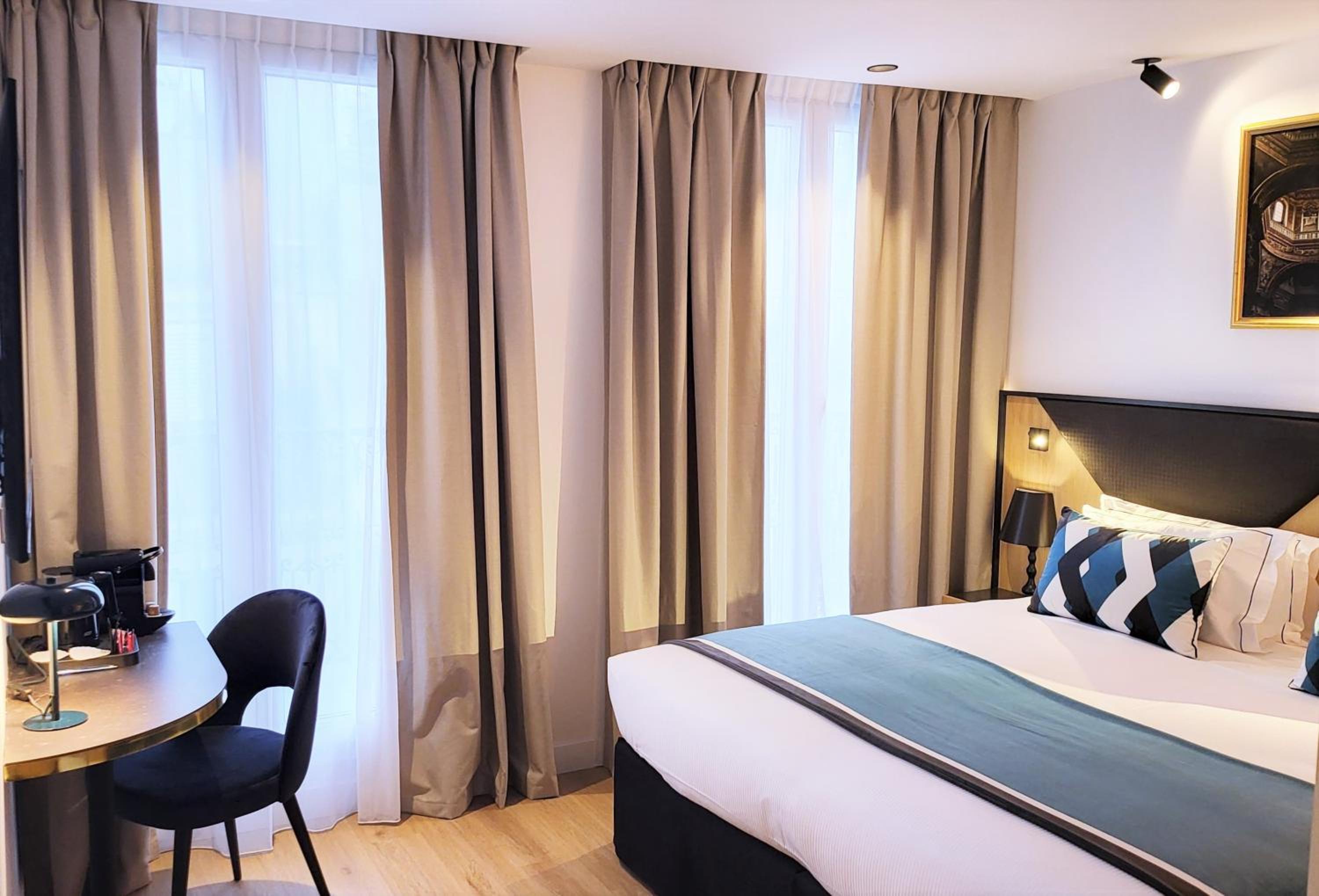 Superior Double Room thumbnail 5