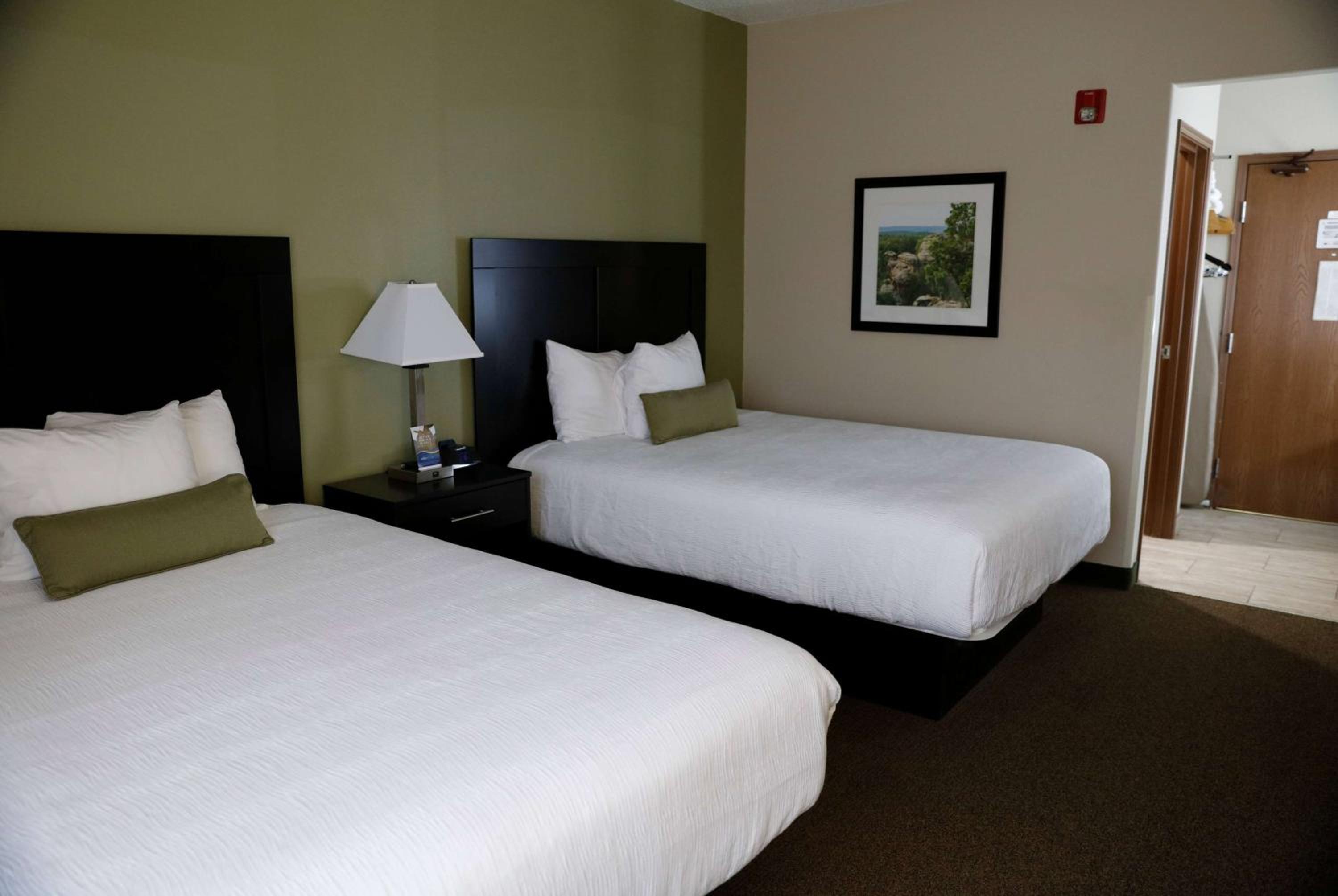 Queen Room with Two Queen Beds - Non-Smoking - Photo 1