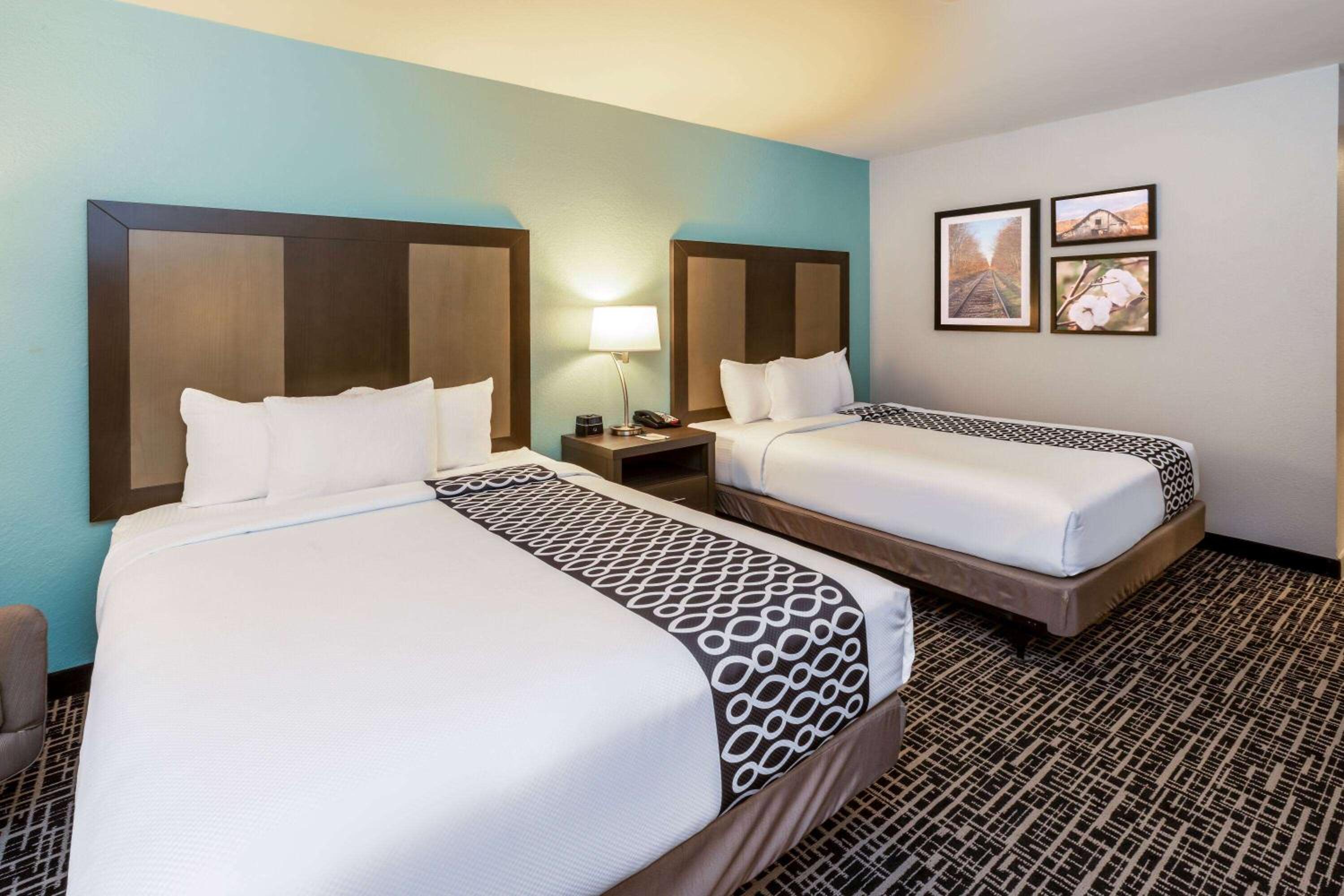 2 Queen Beds, Mobility Accessible Room, Bathtub w/ Grab Bars, Non-Smoking - Photo 4