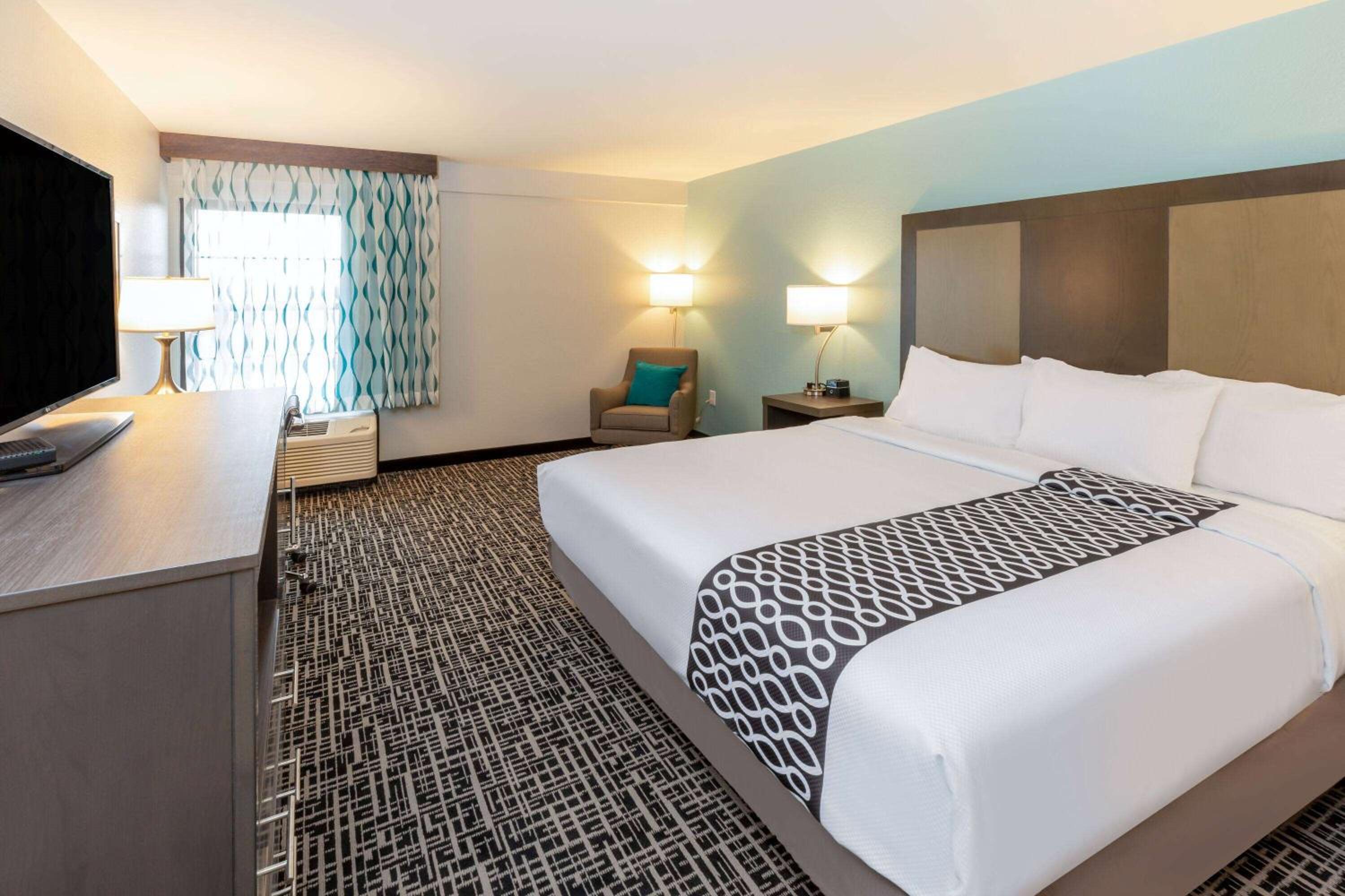 King Room with Roll-in Shower - Mobility Access/Non-Smoking - Photo 1
