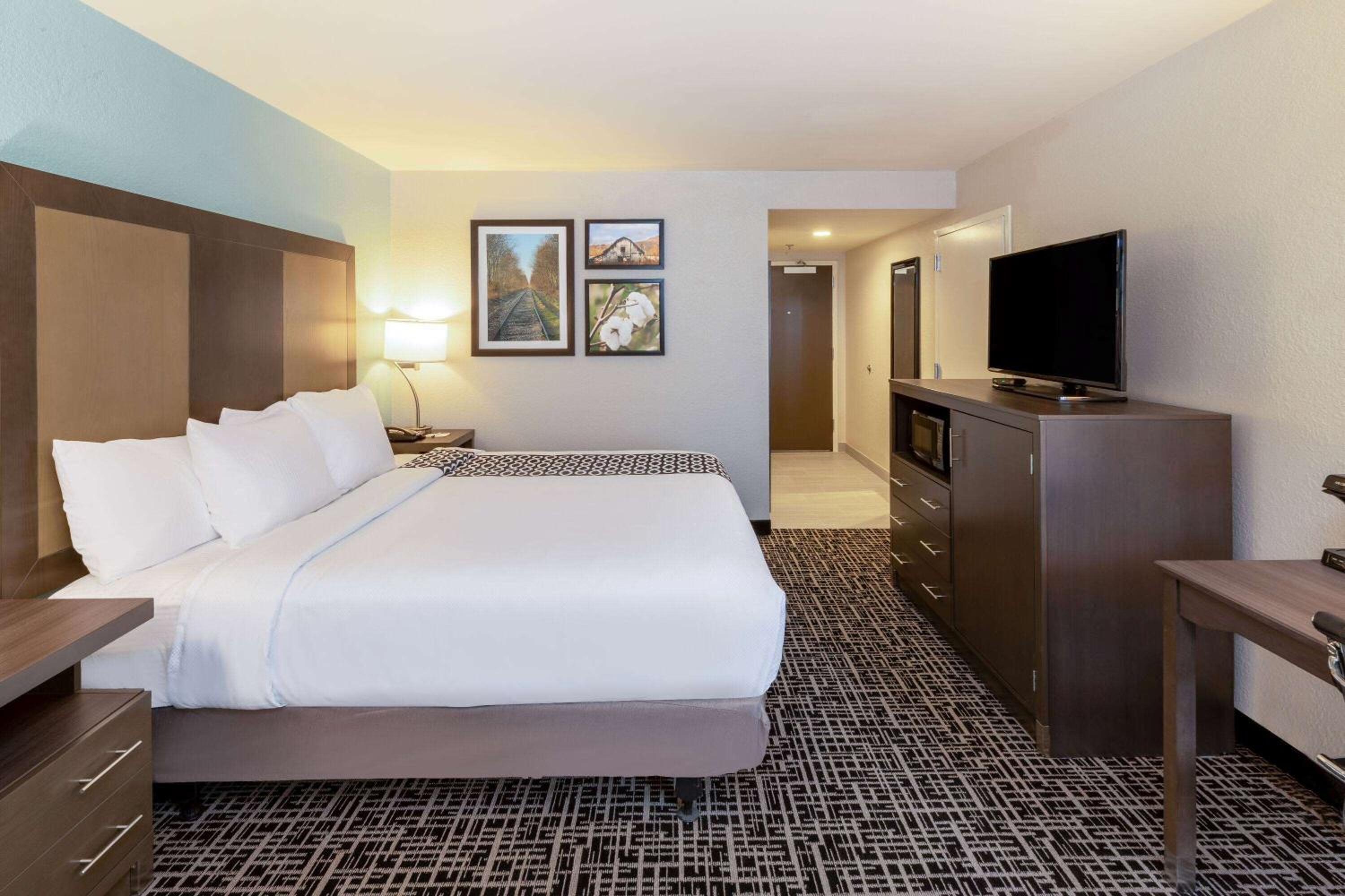 King Room with Roll-in Shower - Mobility Access/Non-Smoking - Photo 3