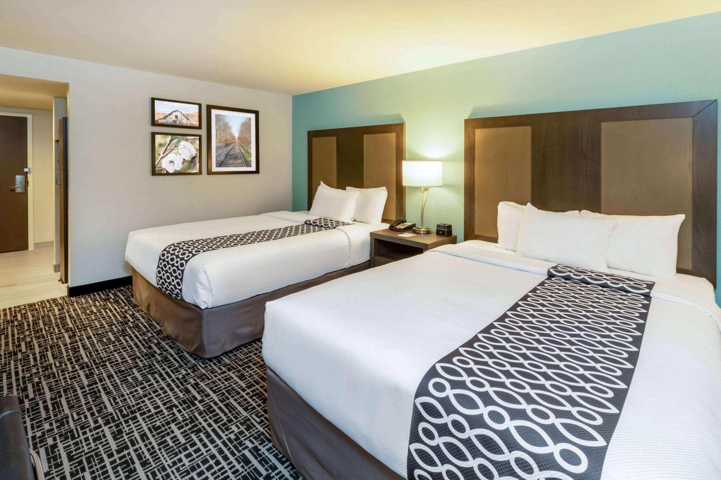 Queen Room with Two Queen Beds - Non-Smoking - Photo 3