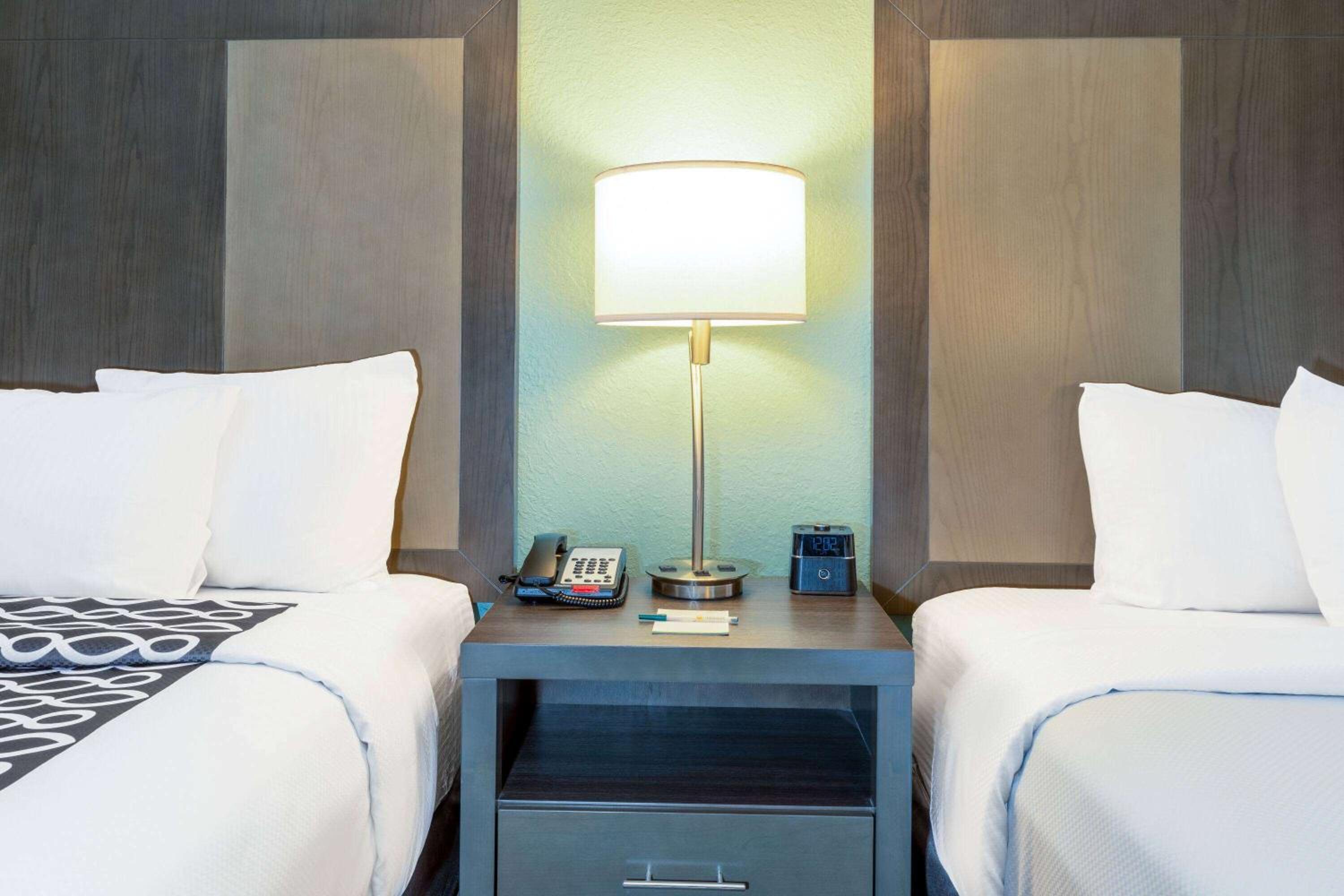 Queen Room with Two Queen Beds - Non-Smoking - Photo 4