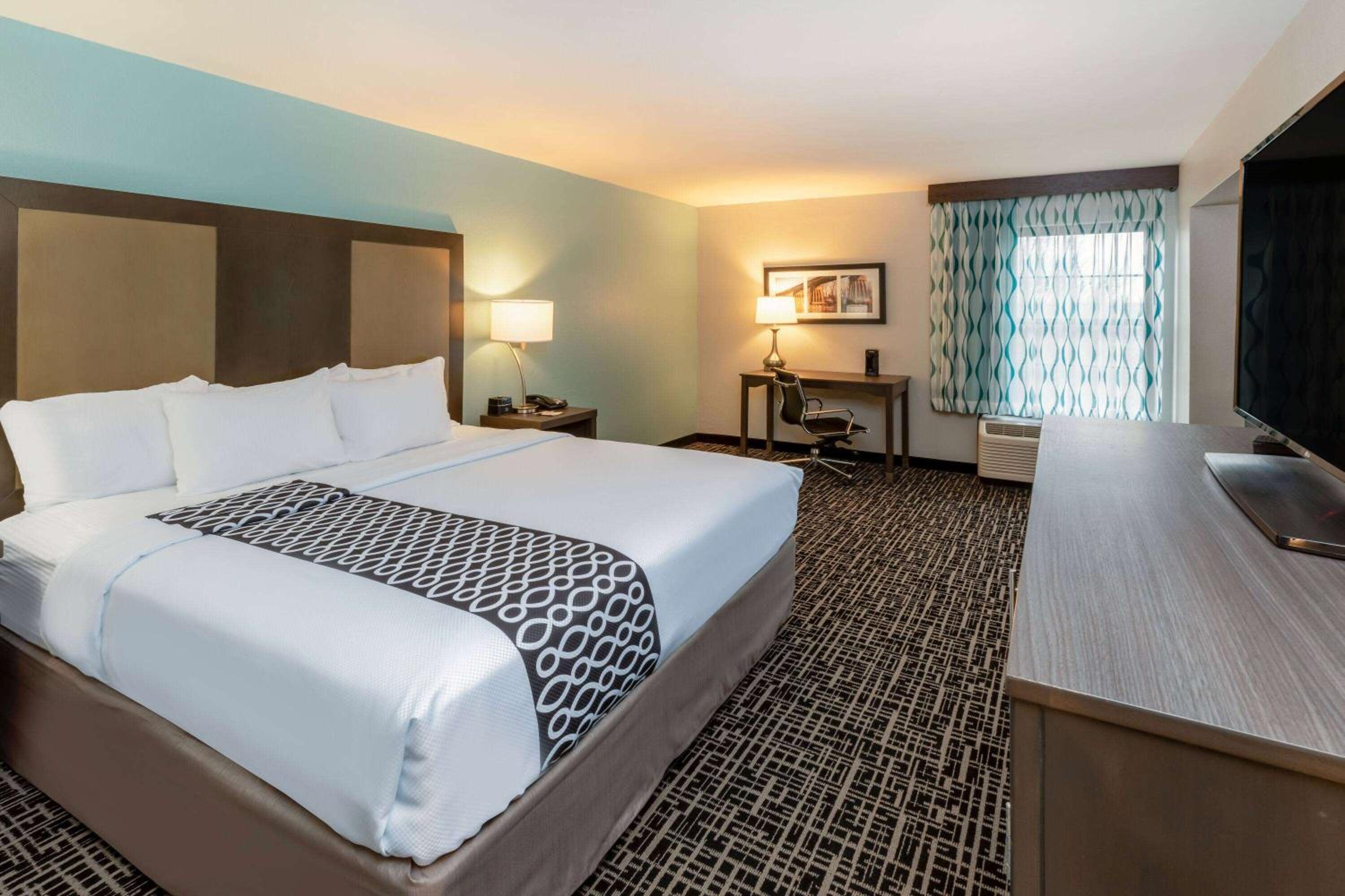 King Room with Roll-in Shower - Mobility Access/Non-Smoking - Photo 4