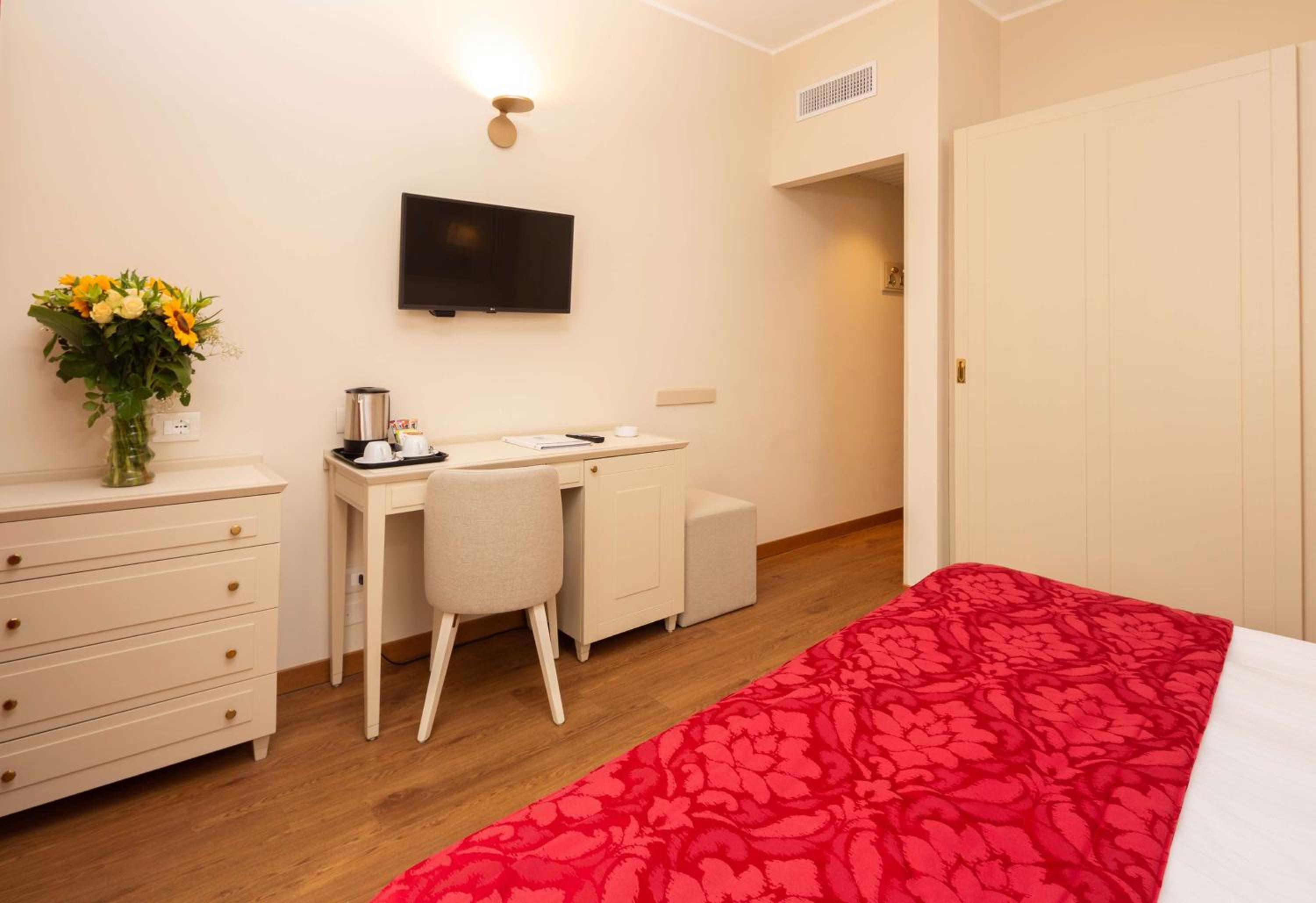 Comfort Queen Room - Photo 4