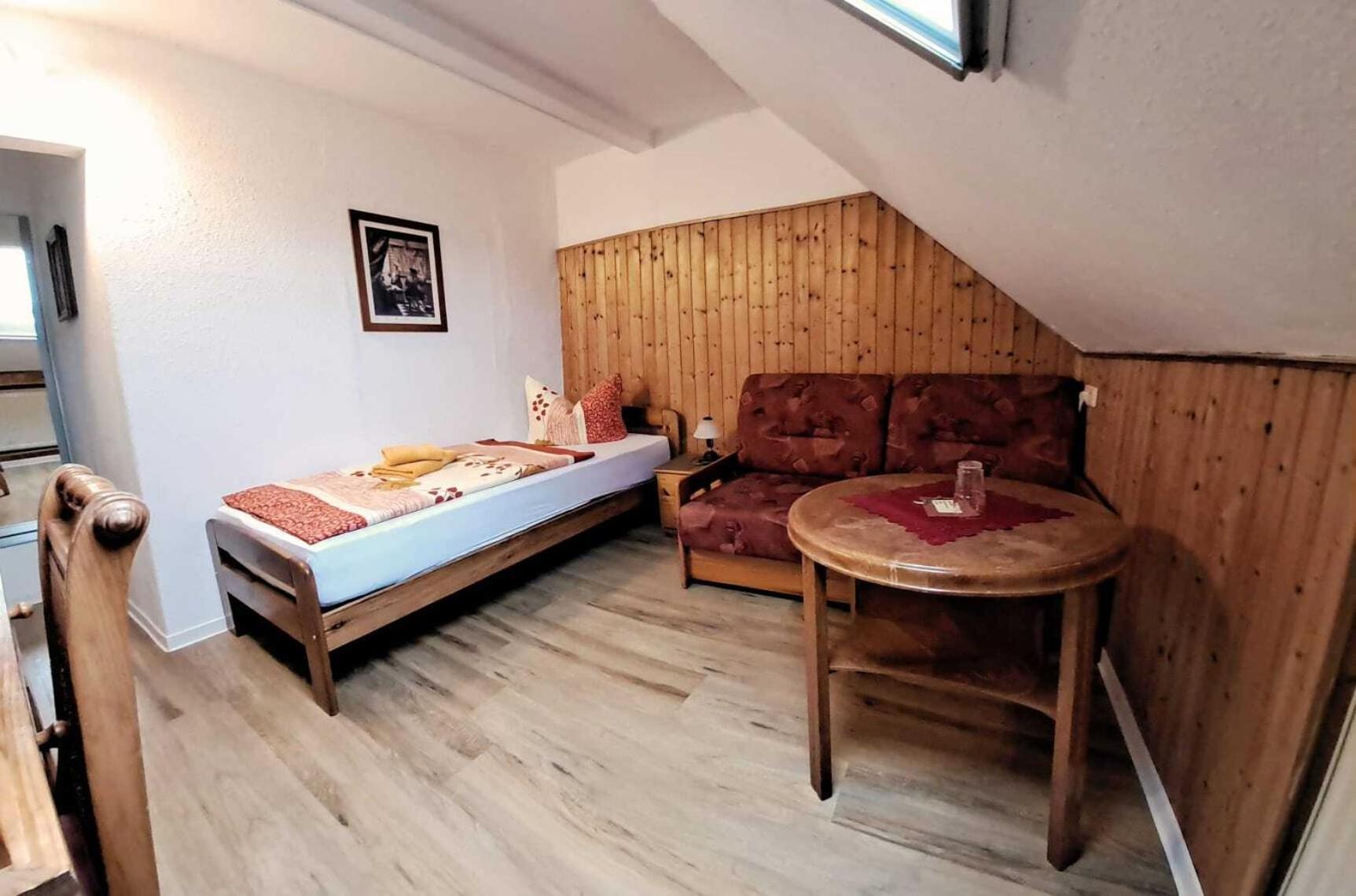 Small Single Room photo 2