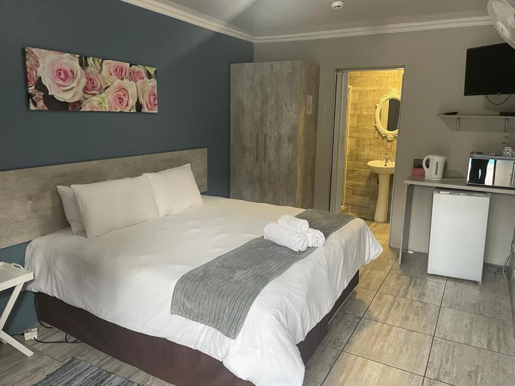 Double or Twin Room with Pool View - Photo 1