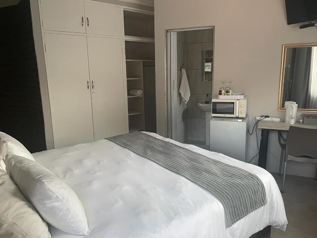 Deluxe Double or Twin Room with Garden View - Photo 1