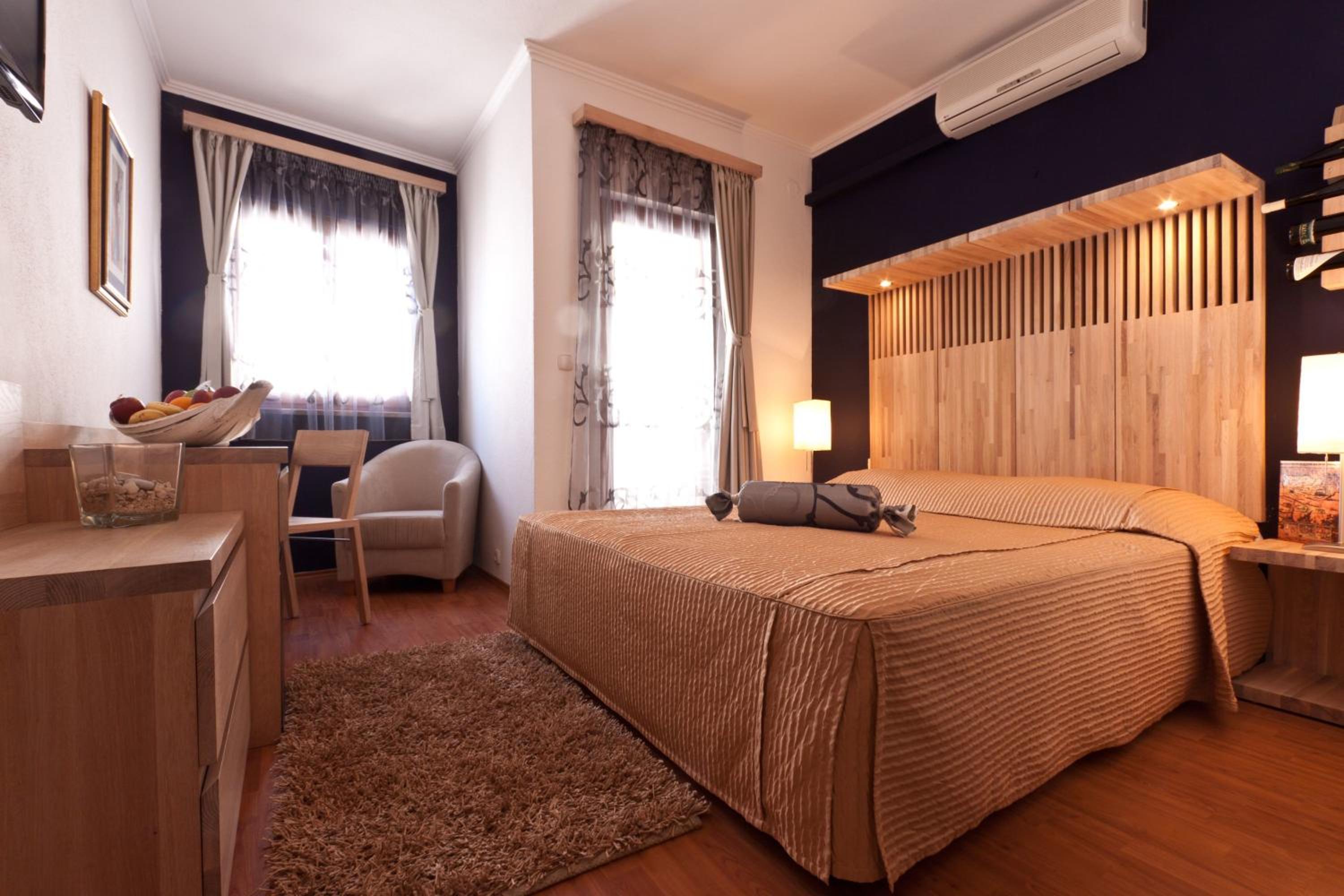 Family Room with Small Balcony and Street View photo 3