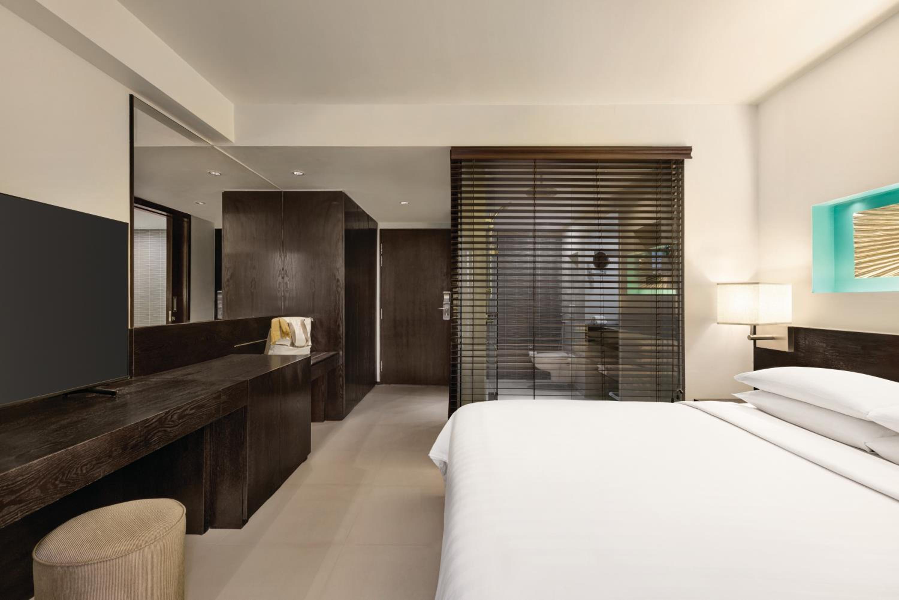 Deluxe Queen Room (Free Return Airport Transfer, Complimentary Wifi) - Photo 1