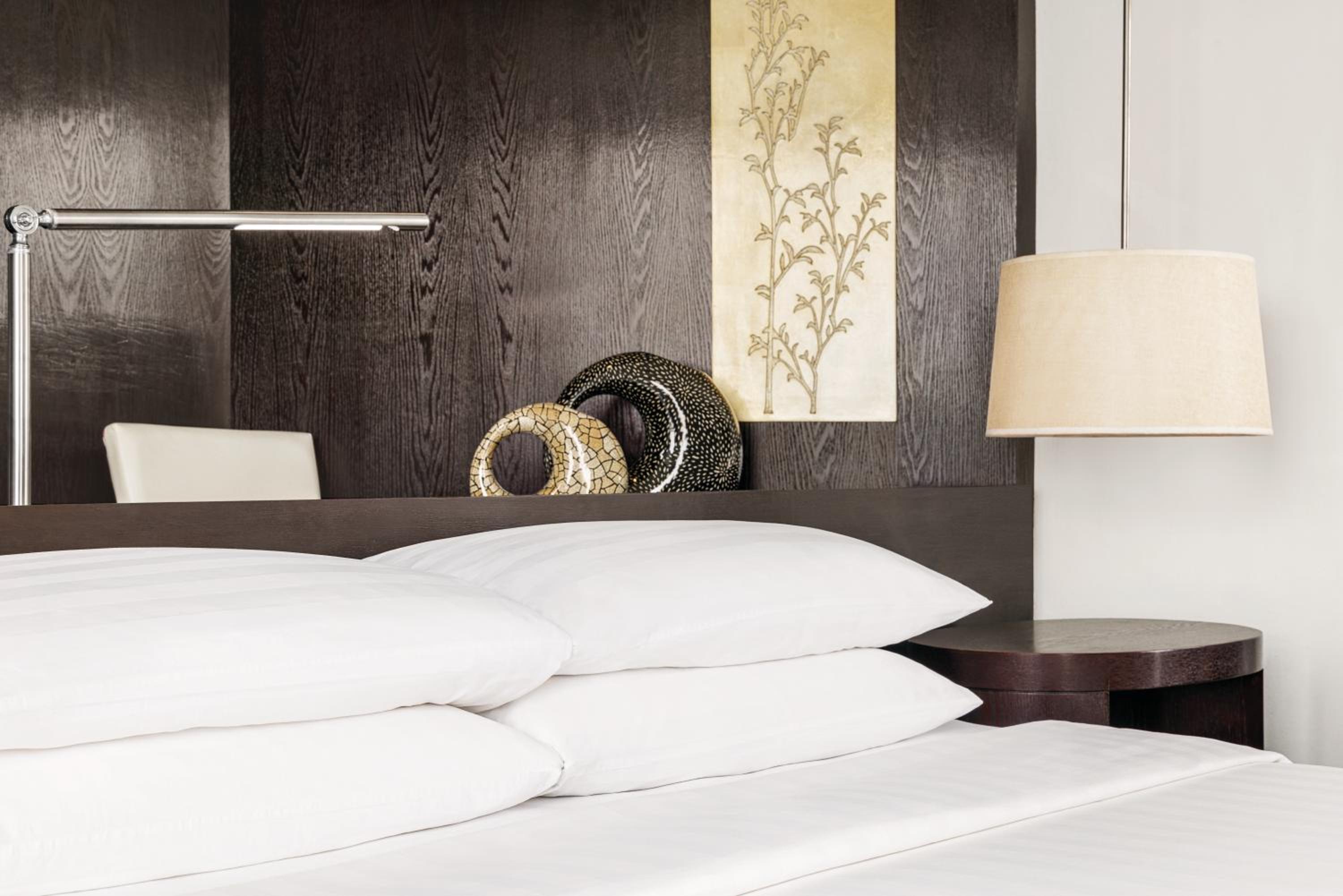 Deluxe Queen Room with Ocean View (Free Return Airport Transfer, Complimentary Wifi) - Photo 1