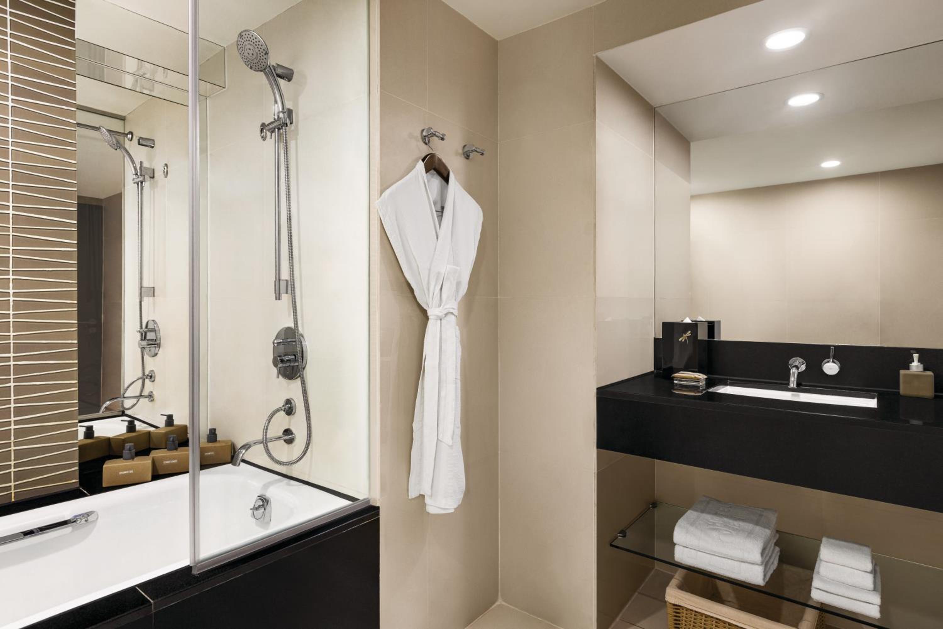 Executive Double Room (Free Return Airport Transfer, Complimentary Wifi) - Photo 10