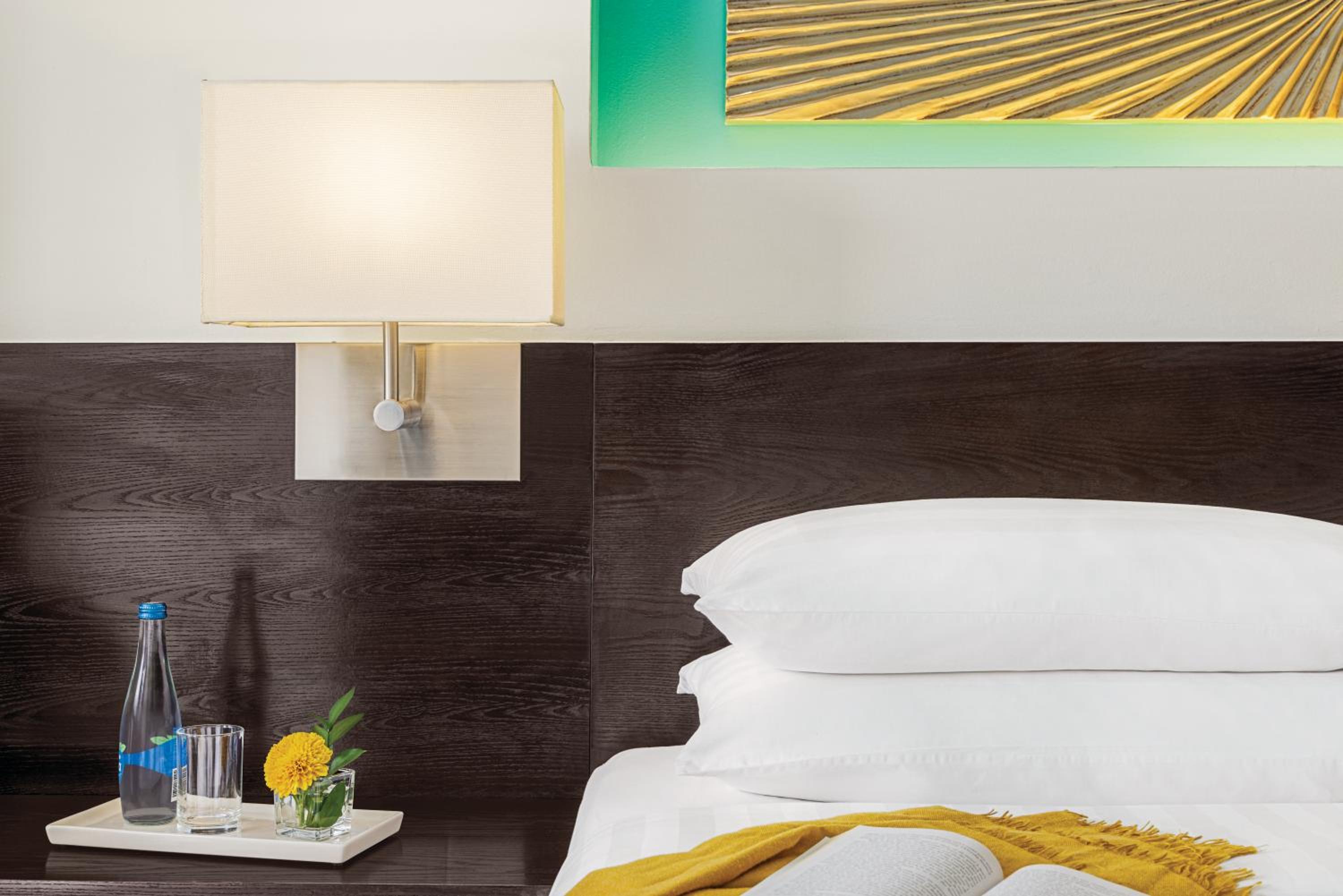 Deluxe Double Room (Free Return Airport Transfer, Complimentary Wifi) - Photo 4