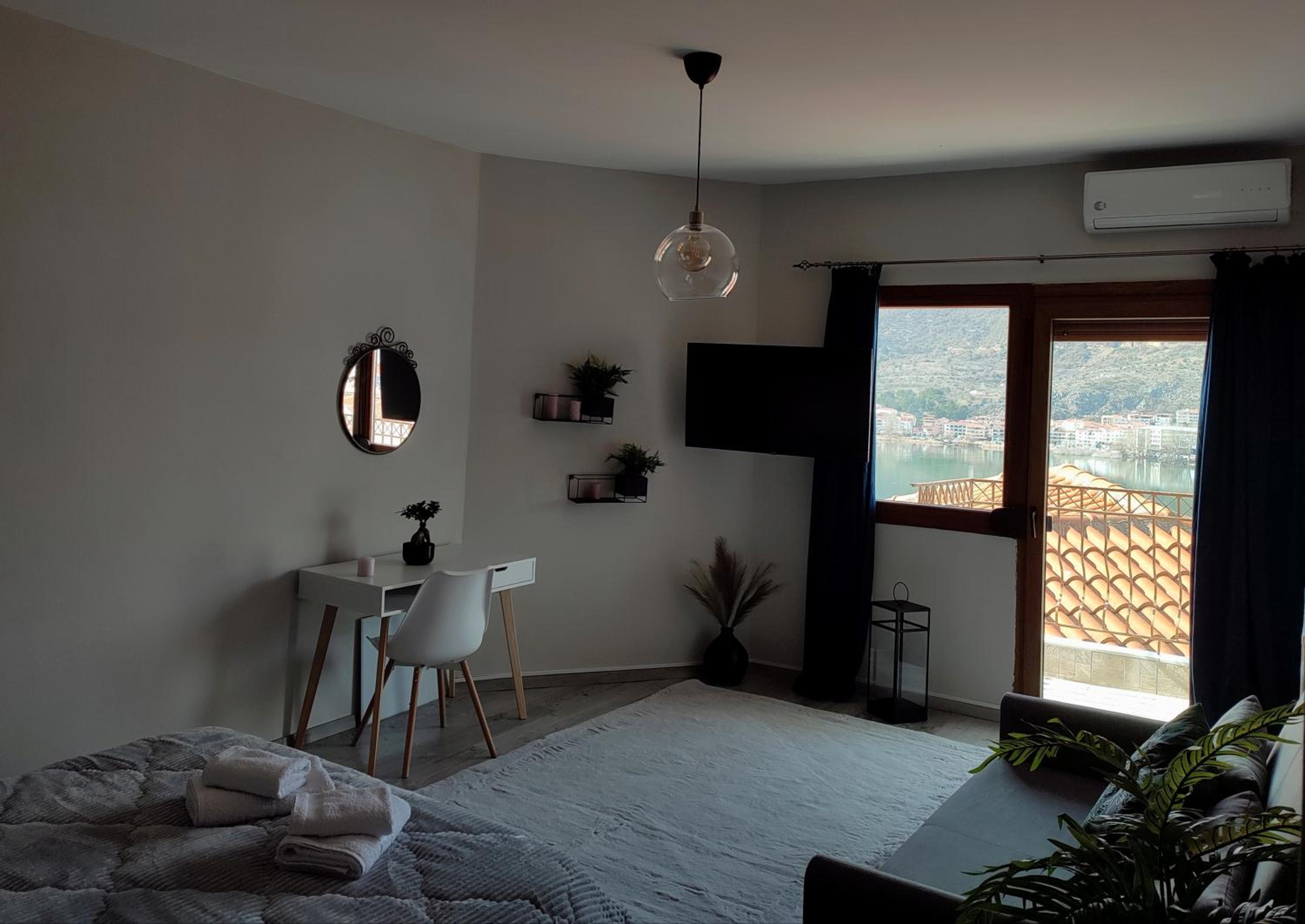 Junior Suite with Lake View - Photo 5