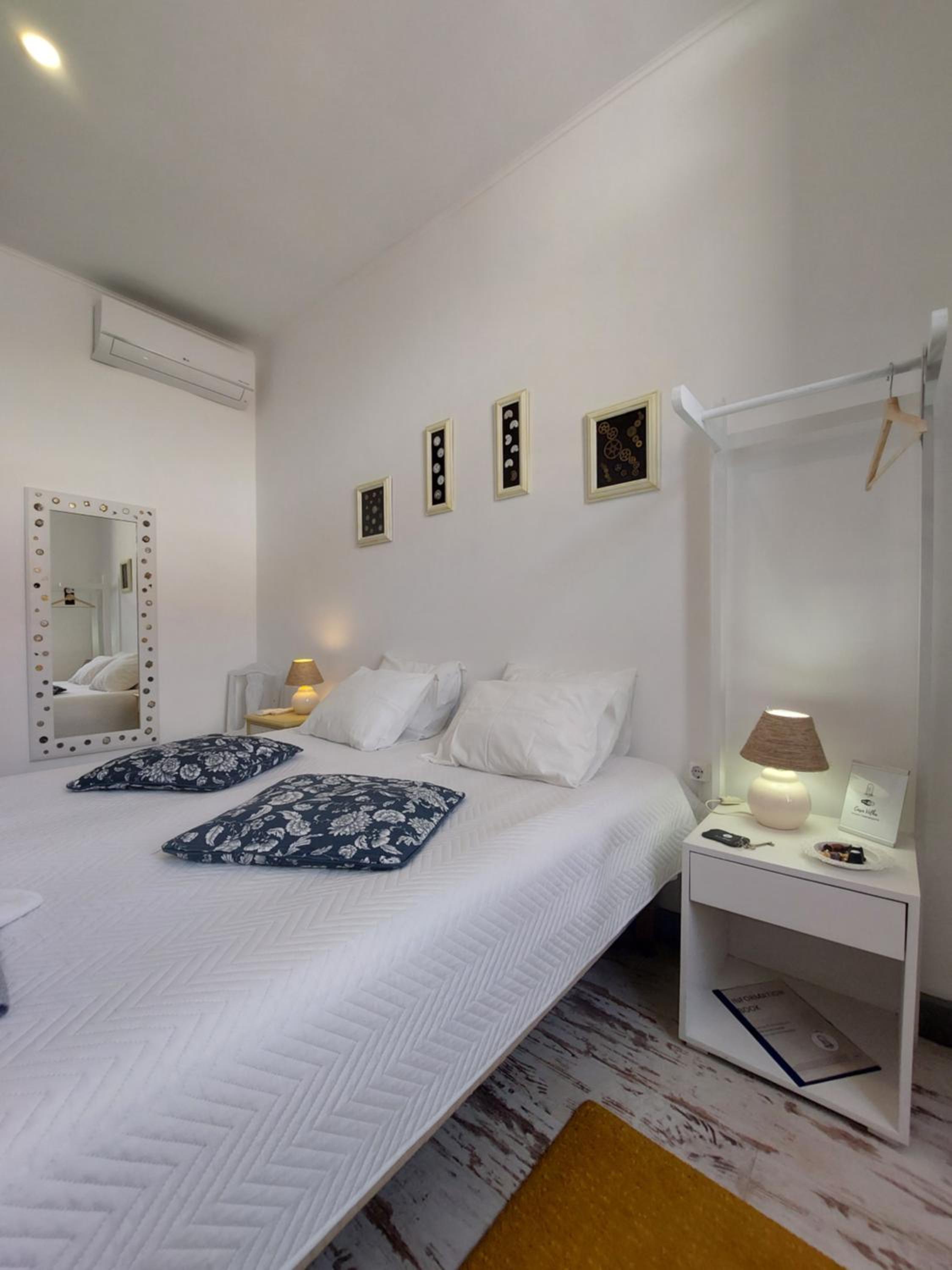 Double or Twin Room with Private External Bathroom - Photo 2