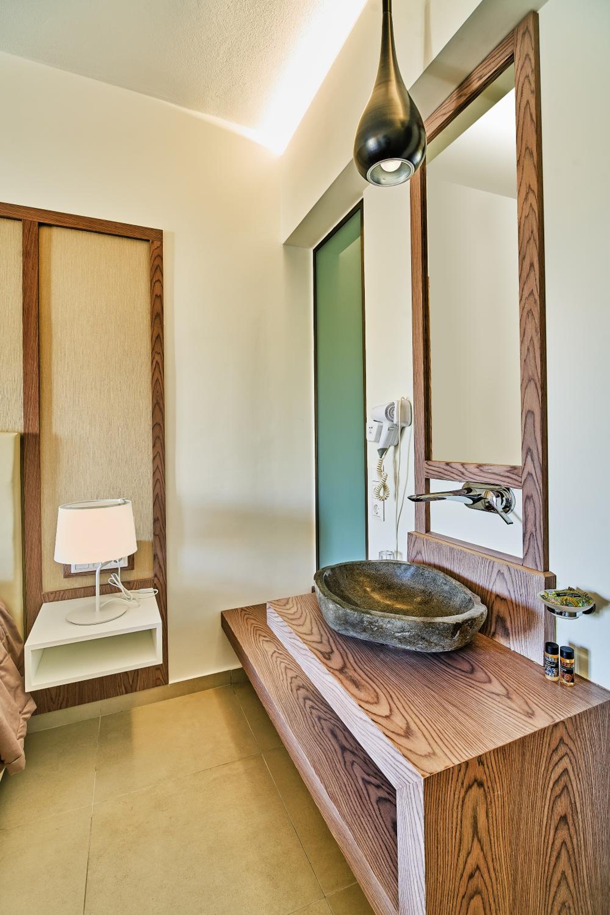 Deluxe Double Room with Side Sea View - Photo 3