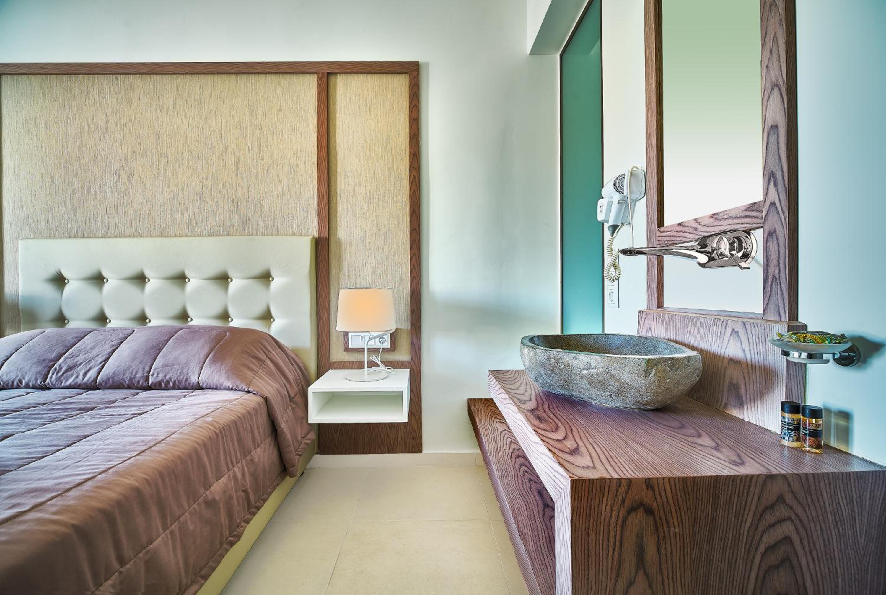 Deluxe Double Room with Side Sea View - Photo 2