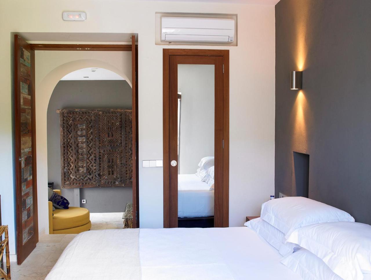 Junior Suite with Pool View photo 2