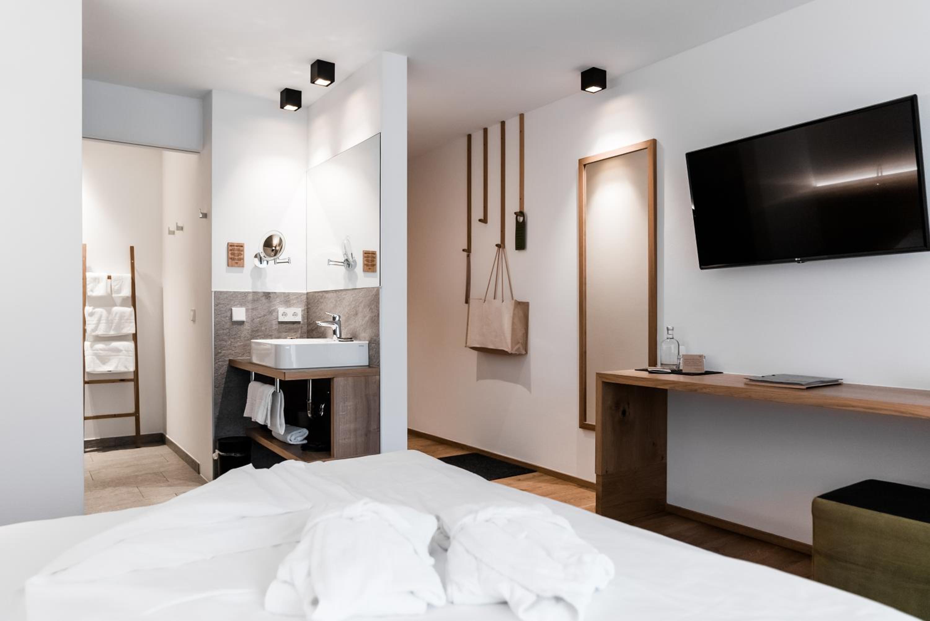 Double Room with Balcony - Photo 4