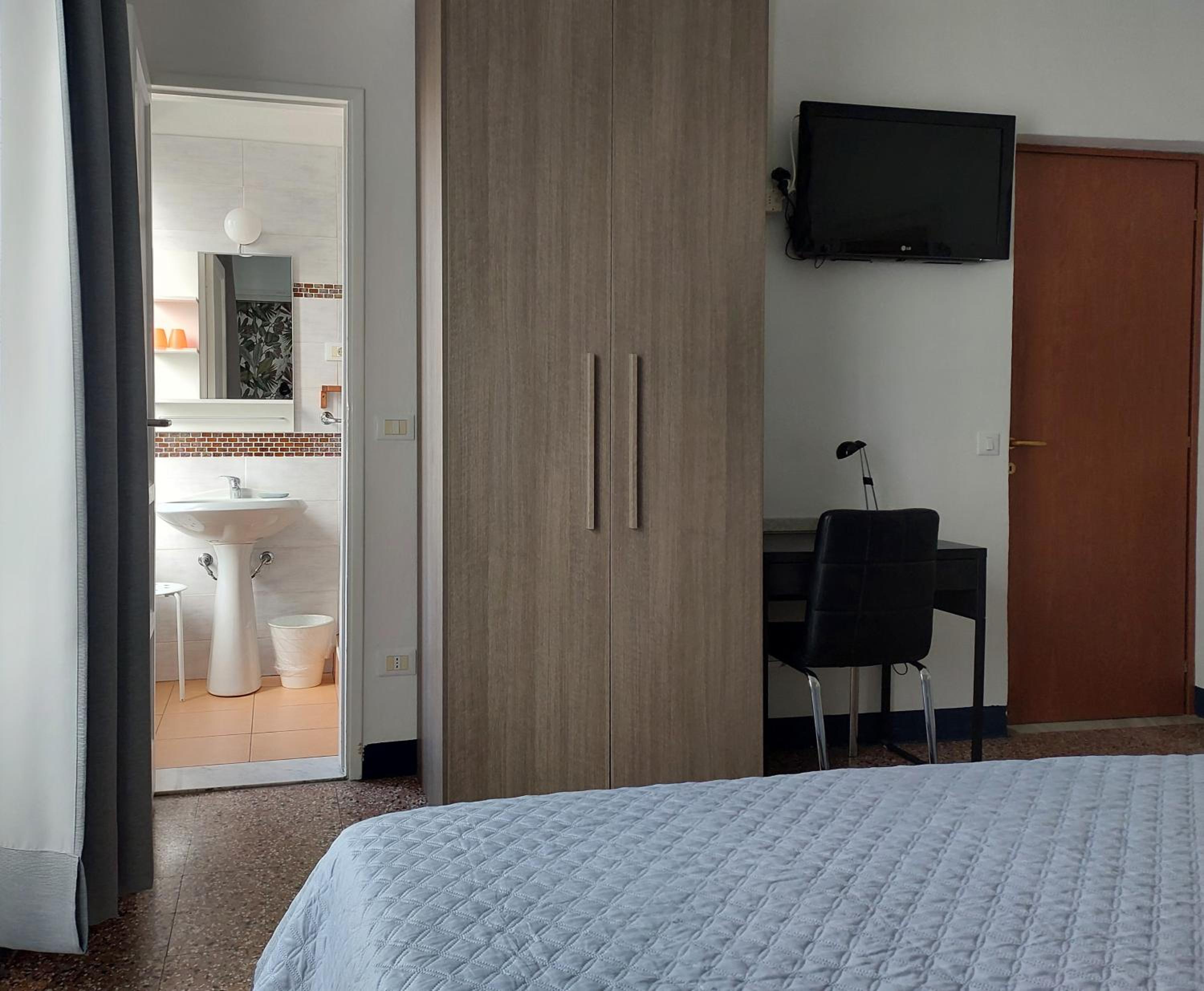 Deluxe Double Room with Balcony photo 3