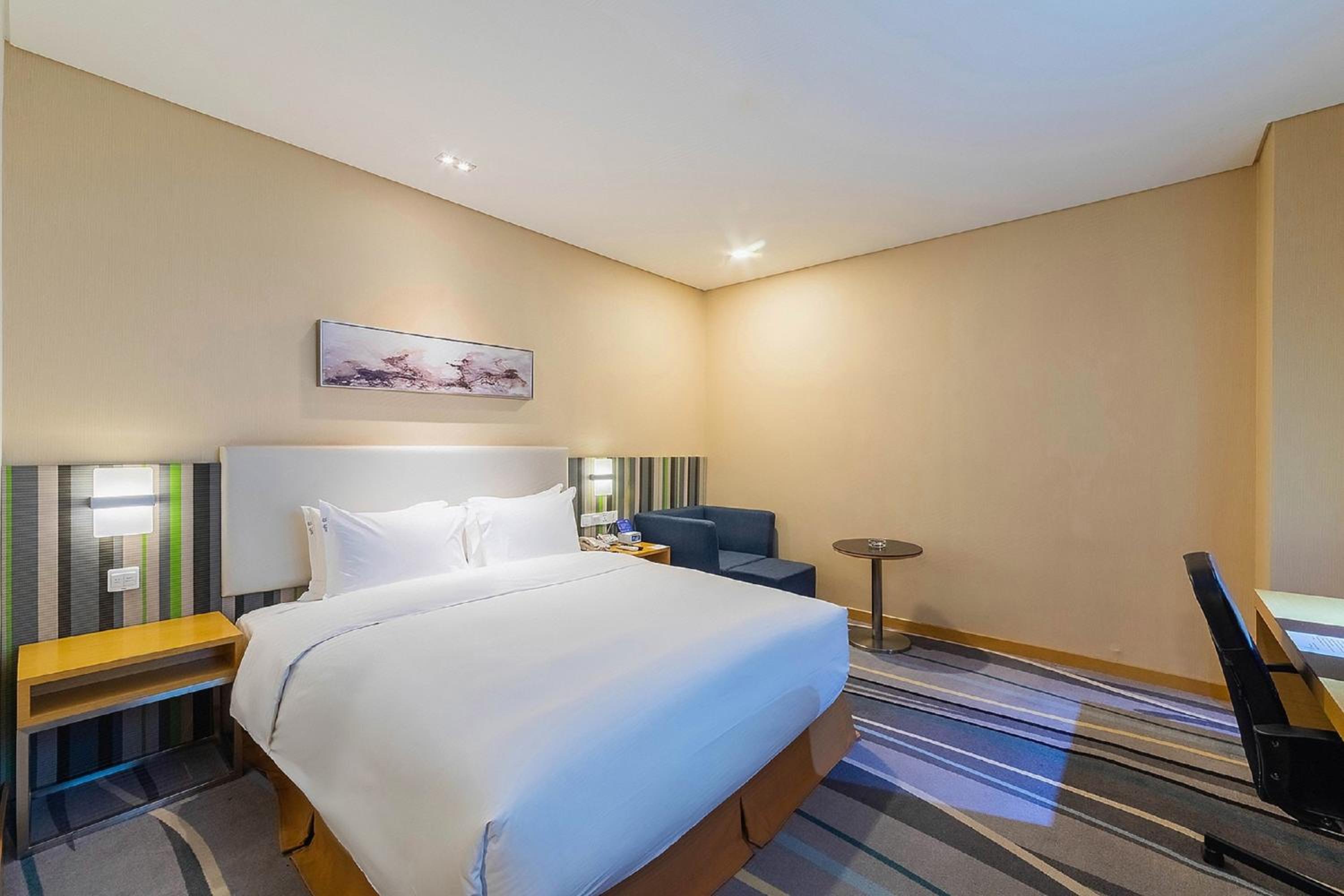 Standard King Room photo 3